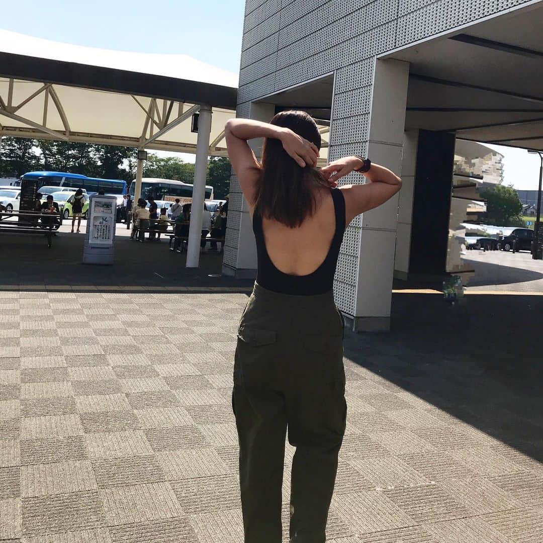 のインスタグラム：「今日も溶けちゃう暑さだったよね。 ちょっと、横に。。 なんて思ったら寝てしまい。。 夕方になっていました😓 #coordinate #バックオープン  @uniqlo_ginza  #カーゴパンツ @rosebud_official_」
