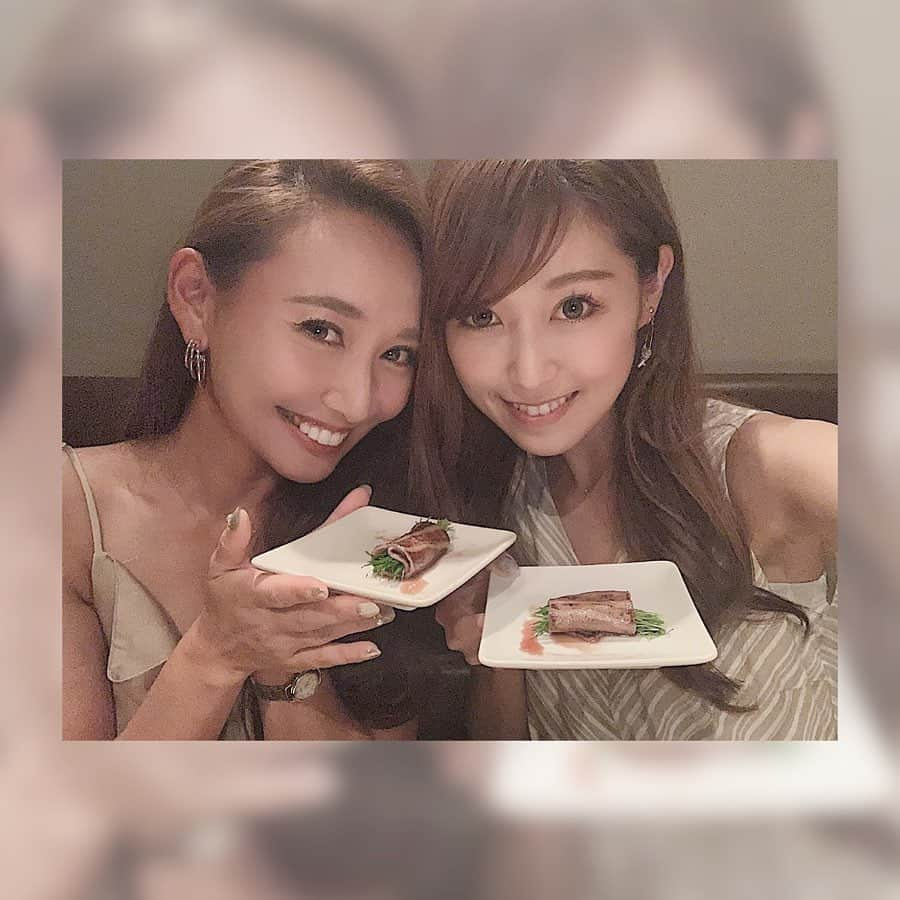 李 雨瀟さんのインスタグラム写真 - (李 雨瀟Instagram)「昨日は親友 @ruri_ikeda と焼肉へ。 美味しくて楽しくって幸せすぎる時間。 久しぶりの2人ご飯は肉でしょ〜！となり、うしごろへ♩ ビールからの焼肉、やっぱりうしごろって美味しい🤤🤤🤤 .  いろんな店舗でよく食べてるけど改めてしっぽり食べるのもいいねっ✨ お任せのコースにしたんだけど、ユッケ、サーロインやミスジ、イチボ、ザブトンなど大好きな部位ばかり🙈 最後の〆に至ってはこんな美味しい牛丼食べたことない🤣っていうくらいとろけました🤤❤️ . 普段ご飯とかはストーリーばっかりだったけど 美味しすぎたのでお肉の写真もたくさん載せました☺️🥩 . いつも居心地のいい時間をありがとう💕 今度は大人数もあり！ #焼肉メンバー募集 . . #チームメラニン #焼肉会 #焼肉女子 #肉女子  #ushigoro #ushigoro西麻布 #yakiniku  #焼肉 #肉好き #イチボ #サーロイン #トリュフ  #牛丼 #絶品 #うしごろ #西麻布 #お肉」8月18日 18時42分 - yuisho_ri