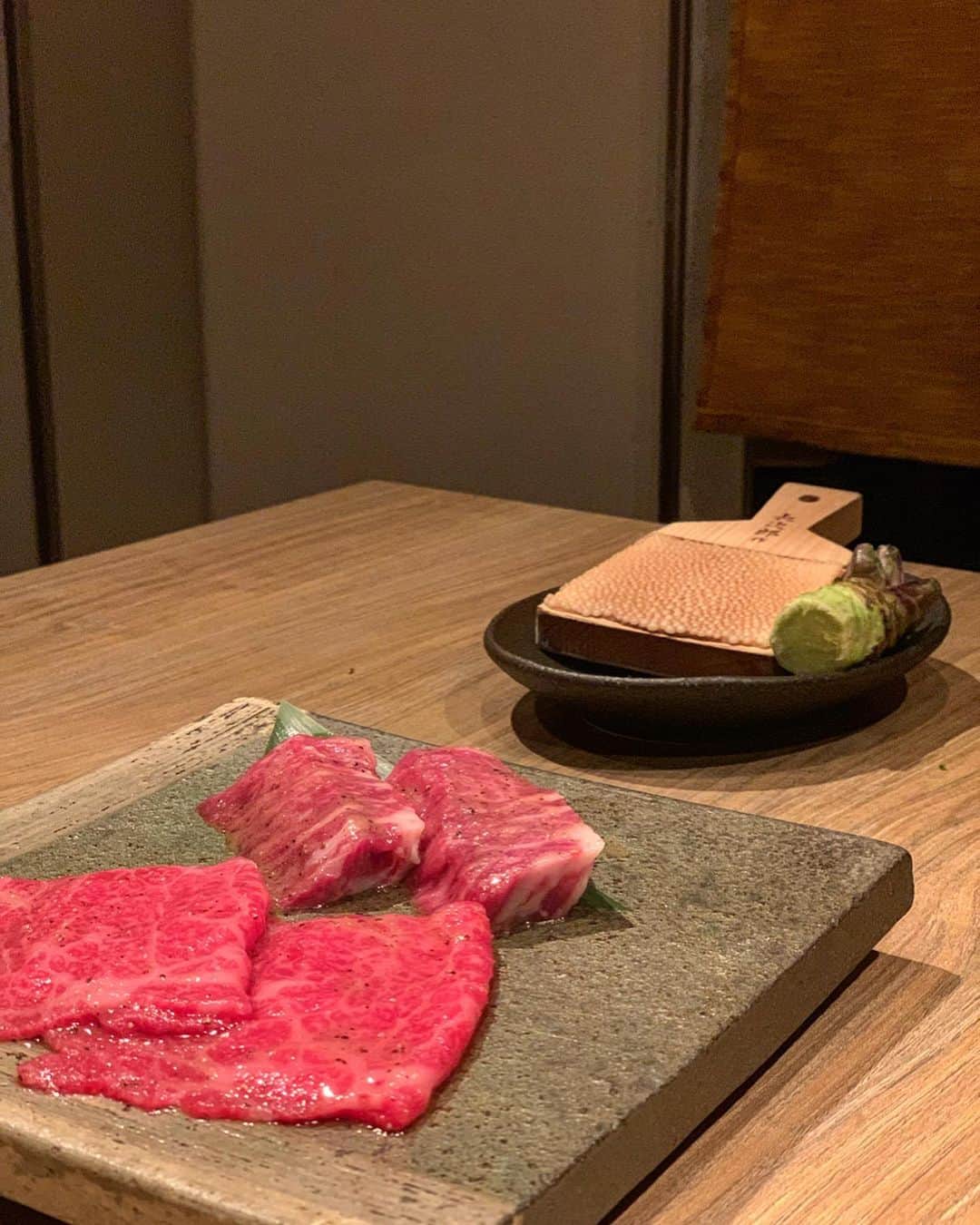 李 雨瀟さんのインスタグラム写真 - (李 雨瀟Instagram)「昨日は親友 @ruri_ikeda と焼肉へ。 美味しくて楽しくって幸せすぎる時間。 久しぶりの2人ご飯は肉でしょ〜！となり、うしごろへ♩ ビールからの焼肉、やっぱりうしごろって美味しい🤤🤤🤤 .  いろんな店舗でよく食べてるけど改めてしっぽり食べるのもいいねっ✨ お任せのコースにしたんだけど、ユッケ、サーロインやミスジ、イチボ、ザブトンなど大好きな部位ばかり🙈 最後の〆に至ってはこんな美味しい牛丼食べたことない🤣っていうくらいとろけました🤤❤️ . 普段ご飯とかはストーリーばっかりだったけど 美味しすぎたのでお肉の写真もたくさん載せました☺️🥩 . いつも居心地のいい時間をありがとう💕 今度は大人数もあり！ #焼肉メンバー募集 . . #チームメラニン #焼肉会 #焼肉女子 #肉女子  #ushigoro #ushigoro西麻布 #yakiniku  #焼肉 #肉好き #イチボ #サーロイン #トリュフ  #牛丼 #絶品 #うしごろ #西麻布 #お肉」8月18日 18時42分 - yuisho_ri