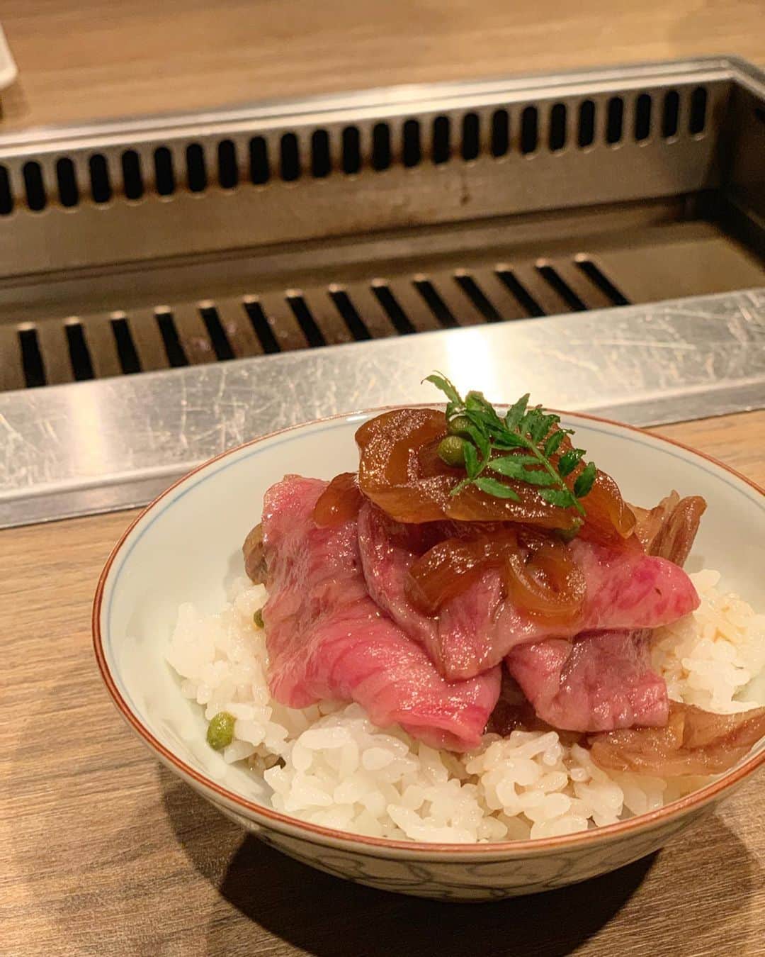 李 雨瀟さんのインスタグラム写真 - (李 雨瀟Instagram)「昨日は親友 @ruri_ikeda と焼肉へ。 美味しくて楽しくって幸せすぎる時間。 久しぶりの2人ご飯は肉でしょ〜！となり、うしごろへ♩ ビールからの焼肉、やっぱりうしごろって美味しい🤤🤤🤤 .  いろんな店舗でよく食べてるけど改めてしっぽり食べるのもいいねっ✨ お任せのコースにしたんだけど、ユッケ、サーロインやミスジ、イチボ、ザブトンなど大好きな部位ばかり🙈 最後の〆に至ってはこんな美味しい牛丼食べたことない🤣っていうくらいとろけました🤤❤️ . 普段ご飯とかはストーリーばっかりだったけど 美味しすぎたのでお肉の写真もたくさん載せました☺️🥩 . いつも居心地のいい時間をありがとう💕 今度は大人数もあり！ #焼肉メンバー募集 . . #チームメラニン #焼肉会 #焼肉女子 #肉女子  #ushigoro #ushigoro西麻布 #yakiniku  #焼肉 #肉好き #イチボ #サーロイン #トリュフ  #牛丼 #絶品 #うしごろ #西麻布 #お肉」8月18日 18時42分 - yuisho_ri