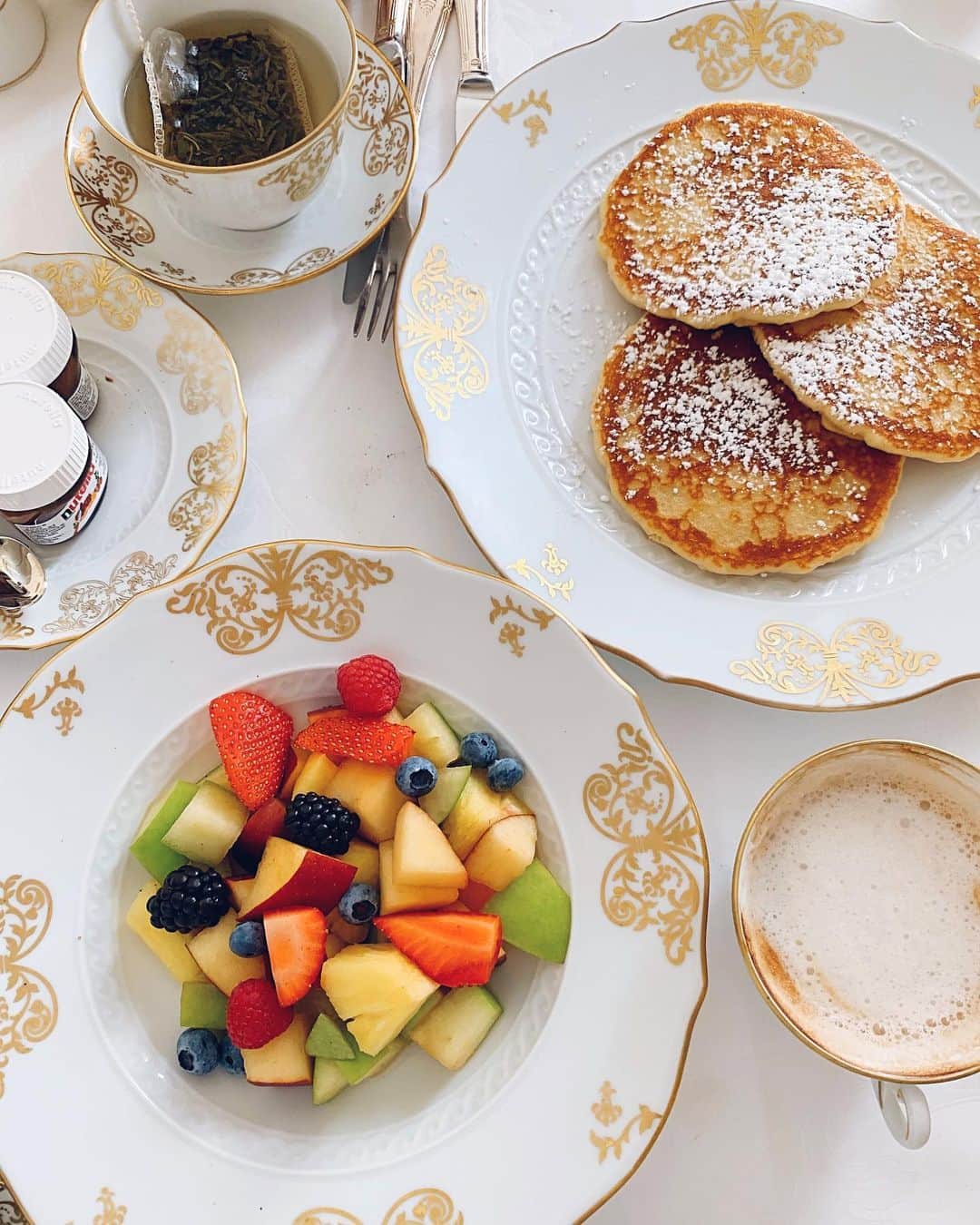 sananasのインスタグラム：「Sunday morning ☺️ Qui veut ça tous les matins ? Levez la main 🖐 L’un de mes plus grands plaisir quand je suis en voyage c’est de commander le petit déjeuner 🥞 Parce qu’à la maison tu peux attendre longtemps 😂 Vous avez quoi de prévu aujourd’hui ? . . #Nars25 #Florence #Firenze #Italy」