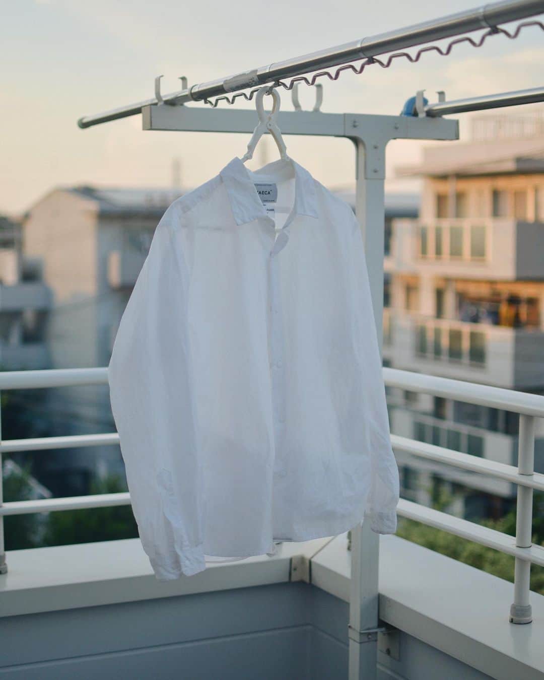 yukiさんのインスタグラム写真 - (yukiInstagram)「ㅤㅤㅤㅤㅤㅤㅤㅤㅤㅤㅤㅤㅤ 洗いざらされたシャツがこちらでございます 西日綺麗やな」8月18日 18時43分 - yukifurue_