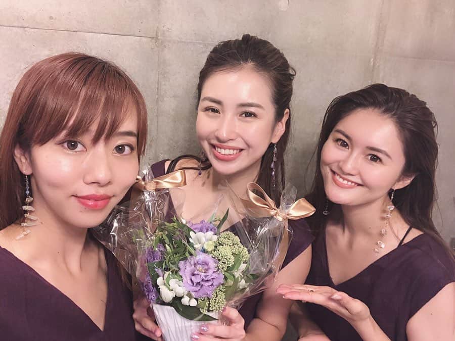 小澤名代さんのインスタグラム写真 - (小澤名代Instagram)「併設しているMalvina nailのお2人からお祝いのお花をいただきました💐 お2人の協力なしでは今日を迎えられなかったので、本当に感謝してます🙏✨ @anaanaanako  @risa.malvina  3人ともハーブピーリングでツルンツルンのお肌で、お揃いのパープルの制服を着て皆様をお迎えします💜  #Blair #Malvina #nail #estetic #esteticsalon #beautysalon #totalbeauty #skincare #ブレアサロン #マルビナサロン #エステサロン #フェイシャル #ネイル #ハイフ #ハーブピーリング #ハーブリプロ #クリスティーナ #ブレア」8月18日 18時53分 - ozawanayo