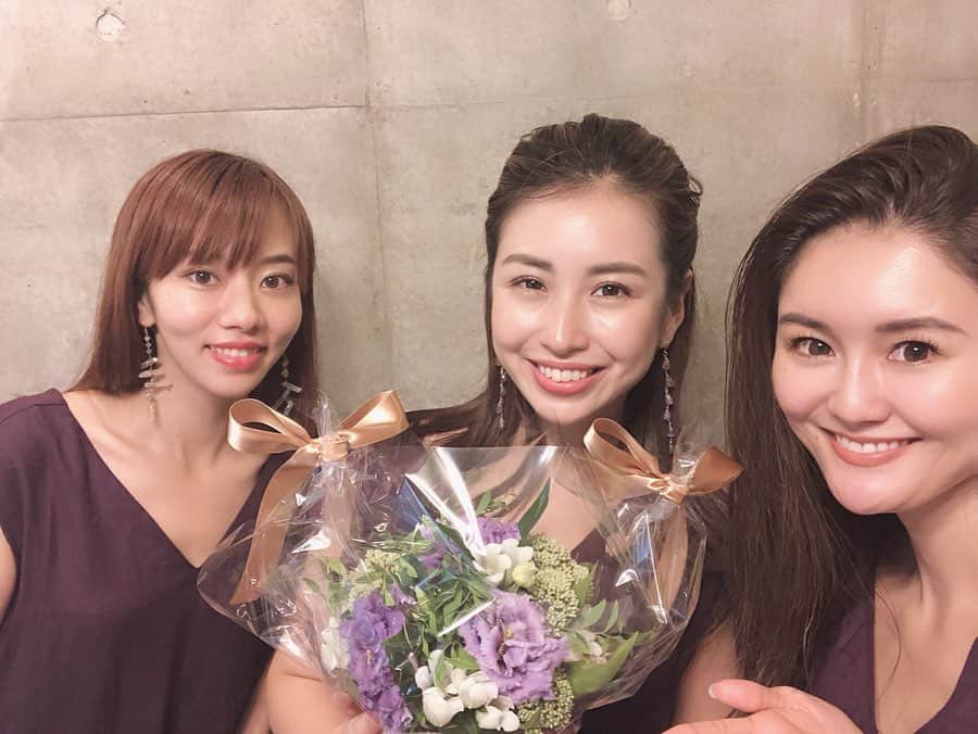 小澤名代さんのインスタグラム写真 - (小澤名代Instagram)「併設しているMalvina nailのお2人からお祝いのお花をいただきました💐 お2人の協力なしでは今日を迎えられなかったので、本当に感謝してます🙏✨ @anaanaanako  @risa.malvina  3人ともハーブピーリングでツルンツルンのお肌で、お揃いのパープルの制服を着て皆様をお迎えします💜  #Blair #Malvina #nail #estetic #esteticsalon #beautysalon #totalbeauty #skincare #ブレアサロン #マルビナサロン #エステサロン #フェイシャル #ネイル #ハイフ #ハーブピーリング #ハーブリプロ #クリスティーナ #ブレア」8月18日 18時53分 - ozawanayo