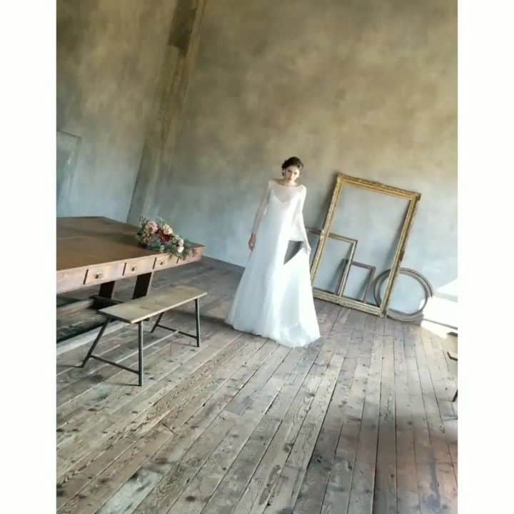 のインスタグラム：「\沢山入荷した新作のotaduyもマルシェに幾つかお披露目/ @marcheforwedding \結婚を控えてる方もそうで無い方も参加可能なマルシェ/ 素敵なクリエーターに巡り会える場所ですから、是非お越し下さいませ★@spiral_jp いよいよカウントダウンです♪ クリオマリアージュでは沢山の新作をお持ちします、更にブースを訪問頂いた方に特典のカードを差し上げております✨ . 今夏の【マルシェフォーウエディングvol.7】 . 株式会社コードスリー運営の＜クリオマリアージュ✕クラフツマンパーク＞で運営しております。 @cliomariage @craftsmanpark_for_wedding 全容はこちら↓ https://craftsmanpark.com/marche-for-wedding-vol7-main/ . ★ビジュアルアートはQ-TAさんです @qta3 . ★素敵なクリエーターさんのインスタレーションにはスタイリストの相澤樹さんがマルシェのイメージをコラージュ @mikitiaizawa . ★山川咲さん率いるクレイジーウエディングのIWAI表参道 も登場 @iwai_crazy . ★絵画のサブスクリプションレンタルのcasieもミニギャラリーを展開 @casie_official .  楽しみすぎるのです✨ . Marché for wedding vol.7 2019 . 〇 日程 〇 . 2019年8月23日(金)18:00～20:30 .  2019年8月24日(土)11:00～20:00 .  2019年8月25日(日)11:00～18:30 . ※最終入場は終了時刻の30分前です . 〇 会場 〇 . スパイラルホール（東京・青山/スパイラル3F） . 〒107-0062 東京都港区南青山5-6-23 . 〇 入場 〇 .  自由参加可 入場無料 . https://www.facebook.com/events/2395616020726510/ . クリオマリアージュブースにてお待ちしております✨ . ★リアルなクリオマリアージュブライズをご紹介しております⏬  @cliomariage_brides ★パーティーや花嫁アクセサリーのご購入検討中の方はこちらをご覧ください⏬ @cliomariage.shop . The request of photo wedding is also possible. Please make an appointment. ↓↓↓ ☏+81-3-3770-9722 ✉info@cliomariage.com 1-16-16-5F Dogenzaka,Sibuya,Tokyo #cliomariage #青山イベント #クリオマリアージュ #フォトウエディング #ウエディングフォト #ウエディングドレス #ドレス試着 #結婚準備 #ドレス探し #相澤樹　#青山イベント #웨딩드레스 #weddingdress #前撮り #後撮り #ディレクション #ウエディングフェア #プレ花嫁 #卒花嫁 #ウェディングレポ #マルシェフォーウエディング #花嫁 #花嫁DIY #2019冬婚 #2019秋婚　#2020春婚　#otaduy ※動画のドレスは新作ではございません」