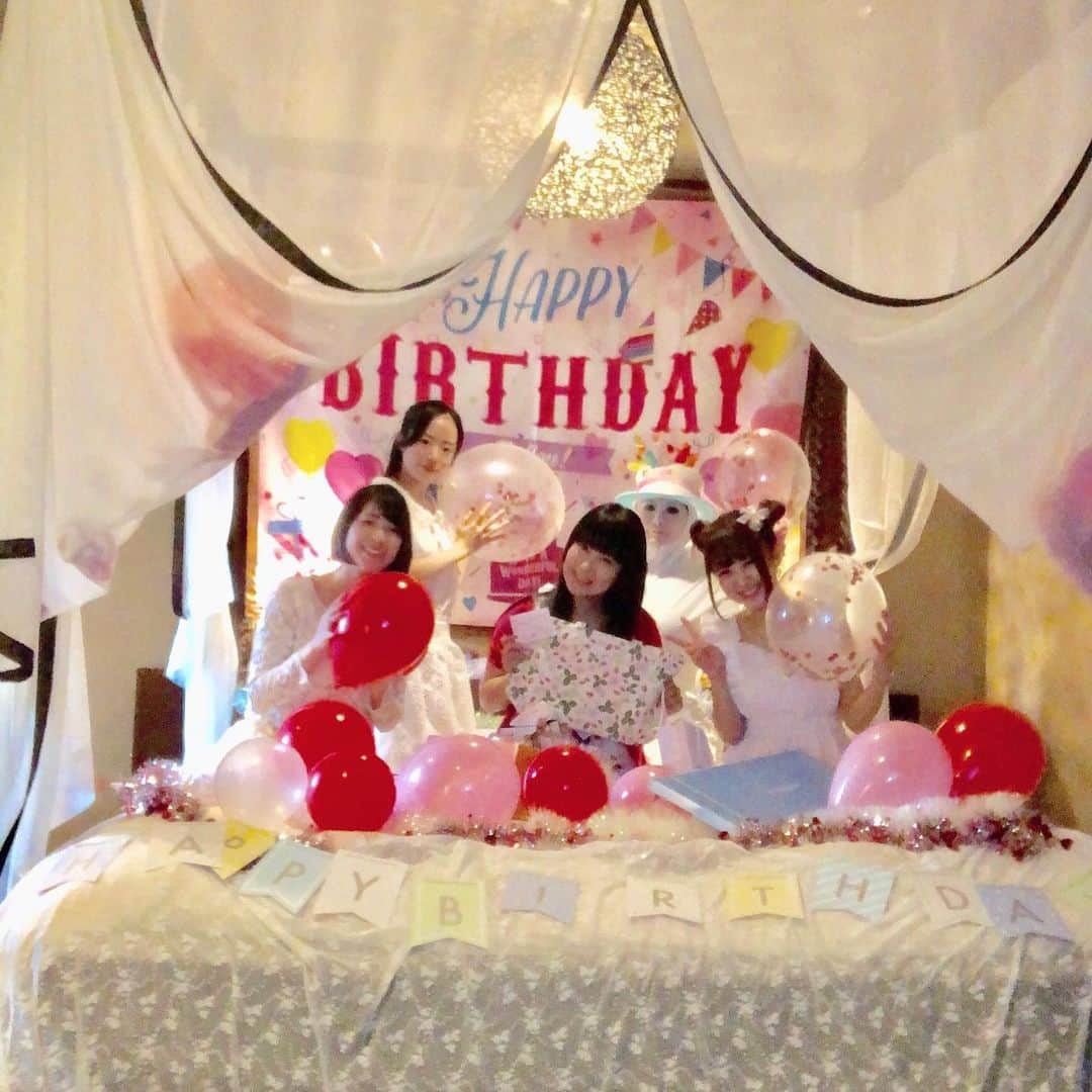 絵仁さんのインスタグラム写真 - (絵仁Instagram)「お誕生日party🎈 ♡ ♡ ♡ #おめでとう #happybirthday #birthday #birthdaypresent #birthdaycake #おたおめ #party #女子会 #ラブホ女子会 #ホテル女子会 #bestfriend #japanesegirl #japaneseidol #idol #ホワイトパーティー #whiteparty」8月18日 18時46分 - eni_tc