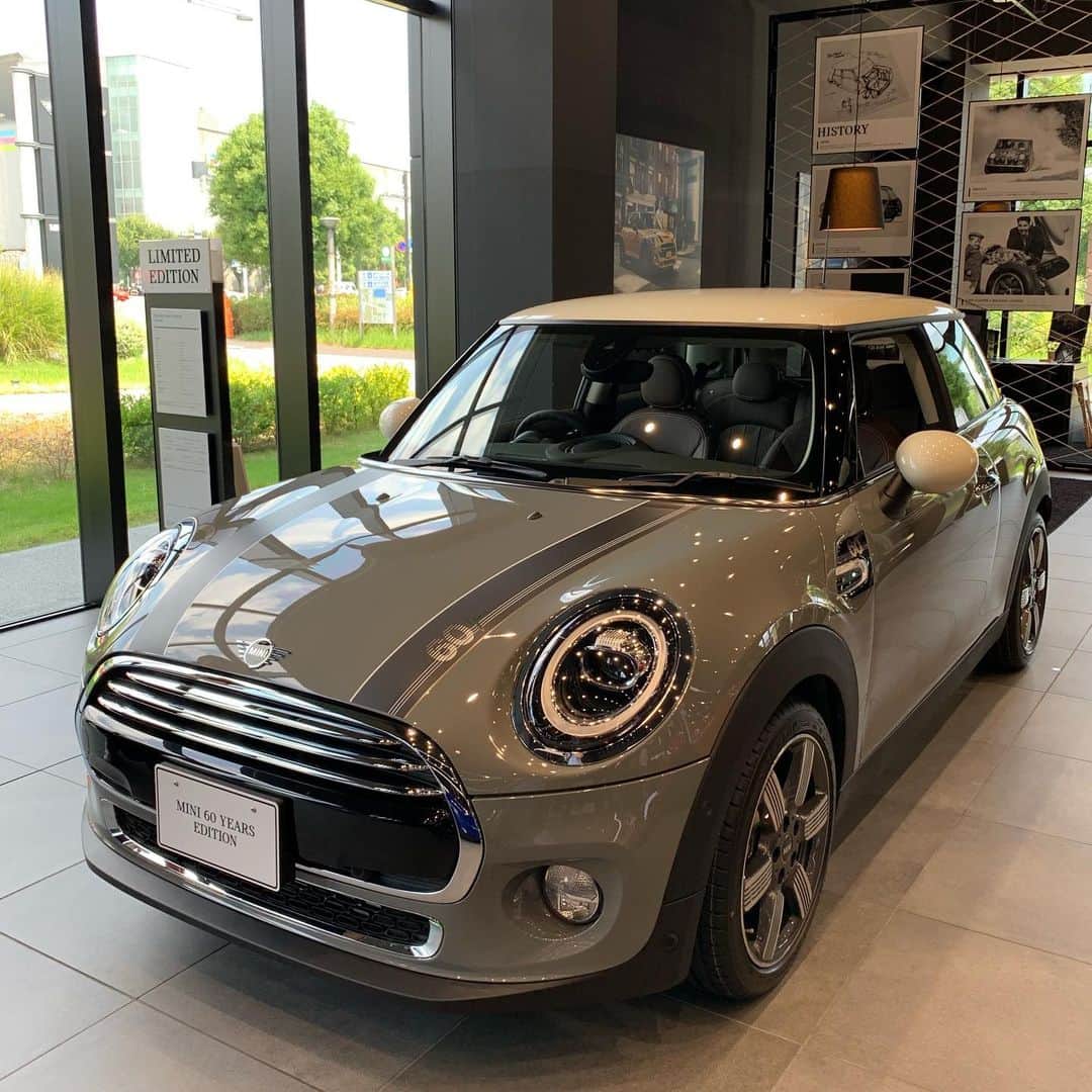 くろさんのインスタグラム写真 - (くろInstagram)「ひさびさにMINIの試乗なんぞ🐾 流石は直営ですな🚘試乗車乗り放題 ノベルティもいただきました🙇‍♂️ #mini #minibmw #mini60yearsedition #ミニ60周年 #ミニ60周年モデル  #ミニノベルティ #MiniTokyoBay」8月18日 18時46分 - m6bmw