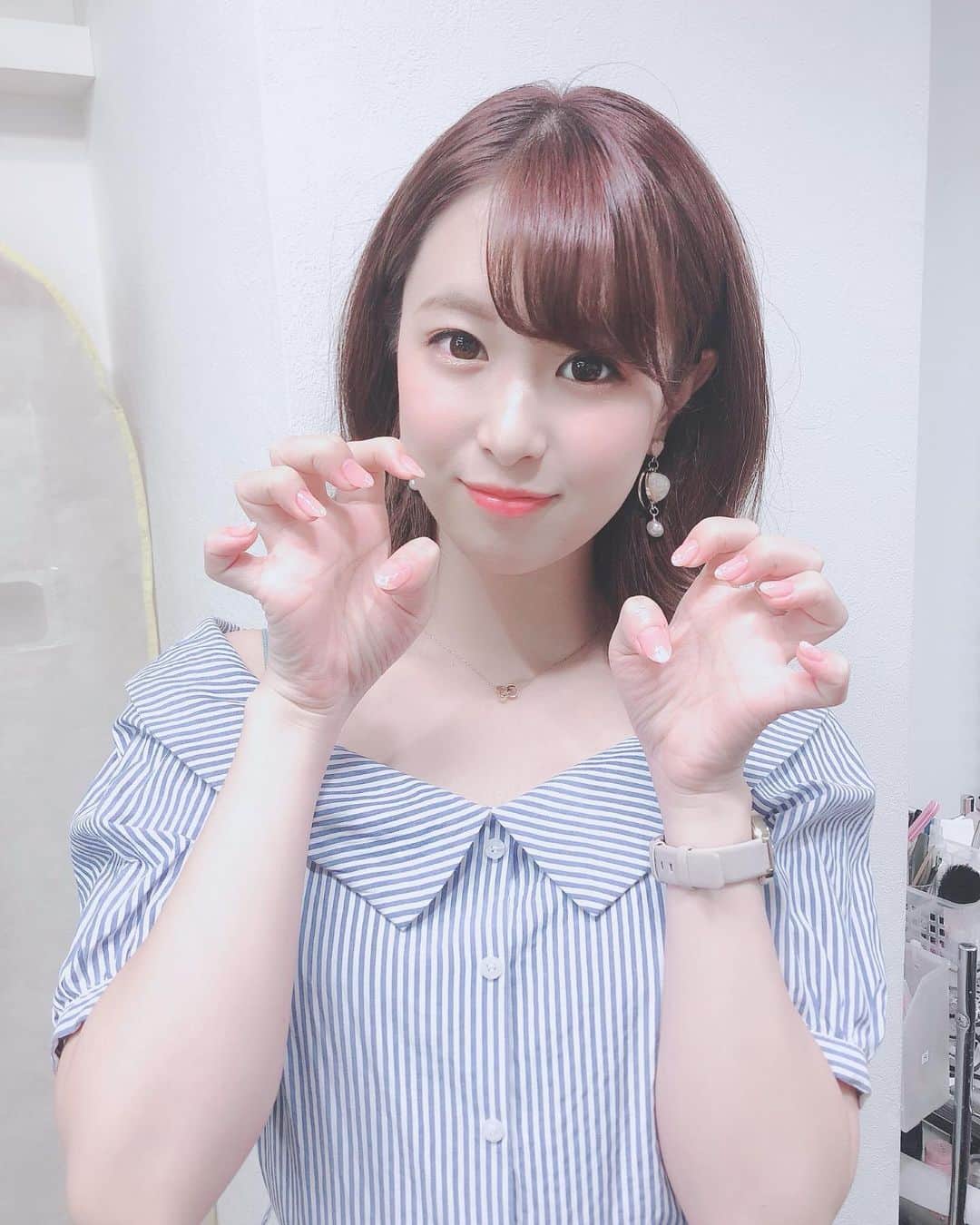 のインスタグラム：「・ ・ ・ terraさんで清楚ネイル していただきました♡ﾟ･*:.｡❁ ・ フットも同じ色のワンカラーにしたよ♡ ・ ネイル変わるとテンションも変わる(*¨*) ・ 今日はこのあとお友達とご飯食べたら 夏風邪引いちゃったから大人しく帰ります( •8• ) ・ ・ #av女優 #二宮ひかり  #にのひー  #アタッカーズ #アタッカーズ専属 #清楚ネイル  #シンプルネイル  #ピンクネイル  #大人ネイル  #清楚系  #水色ワンピース  #セミロング  #terra」