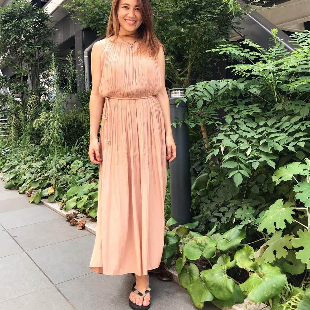 のインスタグラム：「こないだお祖母ちゃん宅にお泊まりに行った時に行った、商店街が楽しすぎてね、安くて、美味しそうなものばかりで🤤特に魚屋さんとか最高でした！！ 韓国料理のケジャンここめちゃくちゃ美味しかったよー！ 野菜も安いし最高だな！#横浜 プールにリサイクルショップと、遊びに買い物にダラダラ〜っと過ごしました😪 #ワンピース #ronherman#ロンハーマン  #ネックレス #chromehearts#クロムハーツ #ビーチサンダル #手作り」