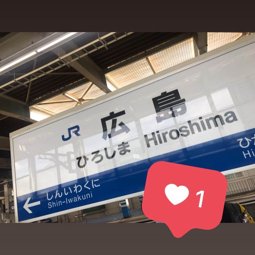 原紀舟のインスタグラム：「広島旅行🚄 2019.7.6 . 宮島口で穴子飯😋 宮島観光して 伊都岐珈琲のソフトクリーム🍦 夜は 居酒屋で蒸し牡蠣に牡蠣の塩辛 ブルックリンでメロンのカクテル🍈 広島のつけ麺と お腹はち切れるくらい食べた🤤💖 美味しいものがありすぎて 胃袋が足りなかった🥳 . .. ... #うえの宮島口本店 #穴子飯 #穴子飯うえの  #宮島 #厳島神社 #宮島スイーツ #伊都岐珈琲  #広島グルメ  #brooklyn #広島フルーツカクテル  #ばくだん屋」