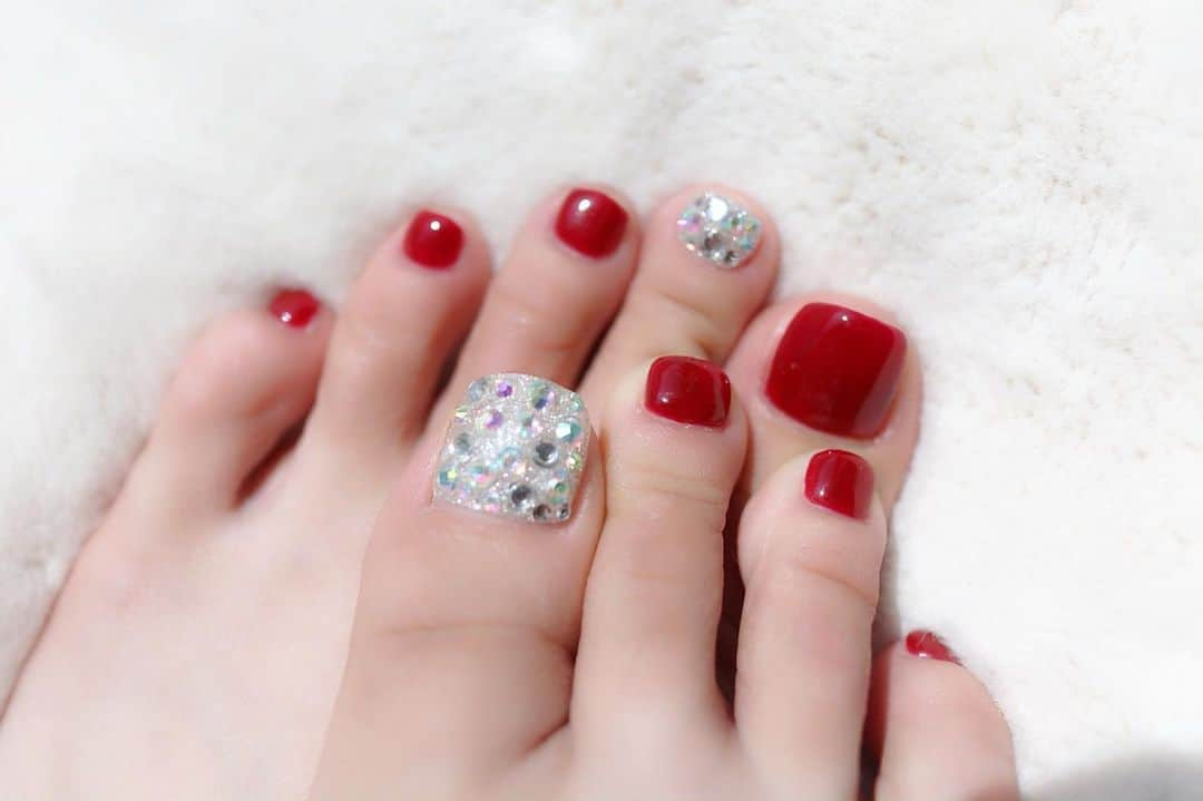 リナさんのインスタグラム写真 - (リナInstagram)「超絶気に入った、foot nail❤︎ . ハンドでもお世話になった、 Cynthia #キュンティア で仕上げてもらったよ💅 . 次回は、ハンドもこれと同じデザインにしてもらうつもり❤️ . 血のように赤いワンカラーと オーロラストーンをちりばめたデザイン🧡 . めちゃんこ可愛い〜❗️ つやつや、うるうる、ぷるぷるに仕上げてもらって大満足😄 ........................................................... #nail #ニュアンスネイル #マーブルネイル #ワンカラーネイル #女子力向上委員会 #ヌーディネイル #ネイルアート #nailart #Cynthia #キュンティア #BeautinessClub #ストーンネイル #ボルドーネイル  #フットネイル #フットネイル赤」8月18日 19時01分 - 1010koki0218