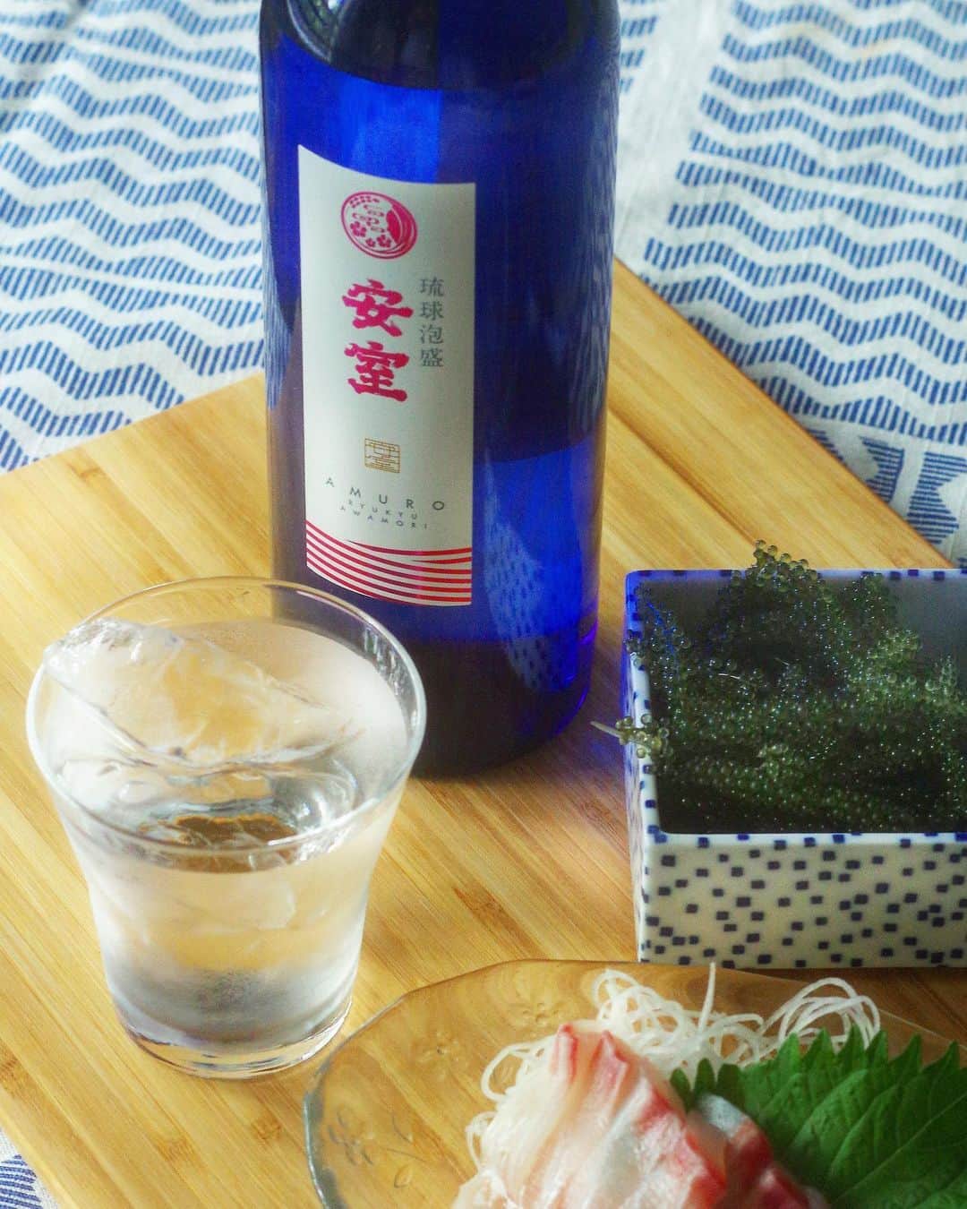 のインスタグラム：「* 夏の余韻を泡盛とともに楽しむ😌 * 氷をたっぷり入れたグラスに注いで 泡盛特有の華やかな風味と やさしい甘みを感じながらゆ〜ったりと夕涼み。 ほろ酔い気分で秋の訪れを待ちましょう！✨🍂 * アルコール度数が気になる方は ソーダ割りなんてのも 美味しいですよ♪😋 * * #泡盛 #awamori #安室 #アムロ #リカマン  #リカーマウンテン #飲酒タグラム #お酒好きな人と繋がりたい #家呑み #家飲み #instagood #海ぶどう #instafood #foodiegram #eeeeeats」