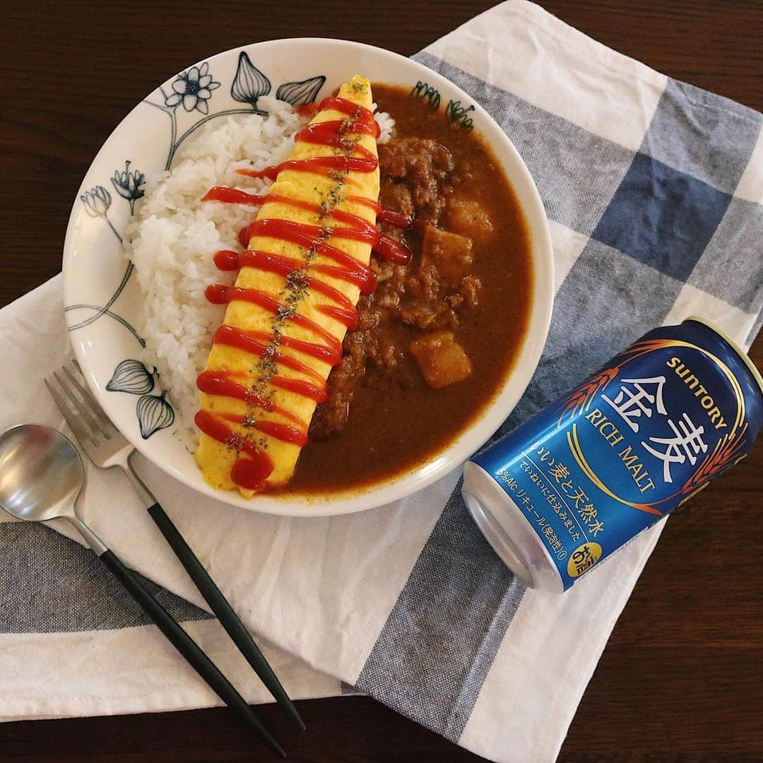 ゆかり/yukariさんのインスタグラム写真 - (ゆかり/yukariInstagram)「カレー×金麦  カレーってそれだけでも最高ですけれど、トッピングが乗っていると一気にごちそう感がでませんか？  キングのカツを筆頭に、唐揚げでもコロッケでもチーズでも野菜でも…。 本日は、日本のカレーにとっても相性がいいと私が勝手に思っているオムレツです。  塩少しだけのシンプルなオムレツを「普通カレー」に乗せて、見た目も楽しく、味もよく、金麦にも合うということで三方よしです。  #金麦カレー部 が発足したということで、金麦アンバサダーとして、私も乗らせていただきました！ — 「食卓出現率No.1の金麦と、家庭用カレー製品シェアNo.1のハウス食品が、日本の食卓を、もっと幸せにするために、もはや日本の家庭になくてはならない、国民食「カレー」と「ビール」の相性について本気で考える」ために発足。 「今日は金麦とカレーを試してみよう！」と金麦のライトユーザーに感じてもらうために活動する。 —  とのこと。  また食卓が楽しくなりそうです◎ *  #金麦カレー部 #金麦のある食卓　#藍のある食卓#金麦 #サントリー #食卓 #夕食 #献立 #晩酌 #家庭料理 #おうちごはん #ていねいな暮らし #金麦とカレー」8月18日 19時02分 - yucali.m