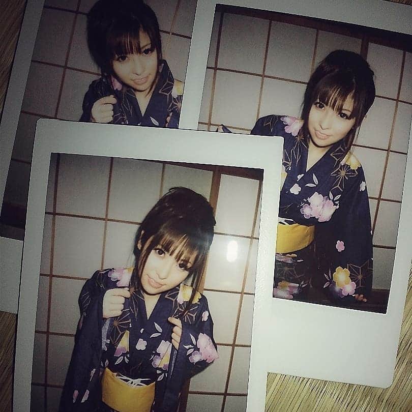 のインスタグラム：「作り帯のヒモ見えてますが、ただのおっちょこちょいなのでお気になさらず～。笑  最近名探偵コナンにハマり中。 新一はなぜかあまり好きじゃない…昔からコナン派！！コナン可愛い！！ 仕事しないでアニメ見ていたい…。笑  #チェキ #チェキのある生活  #浴衣 #浴衣女子 #浴衣美人  #浴衣姿  #和服  #cute  #cutegirl  #beauty  #撮影  #おっちょこちょい  #祭り  #夏祭り  #花火大会  #夏の思い出  #アニメ  #名探偵コナン  #コナン #animegirl  #yukata  #wafuku」