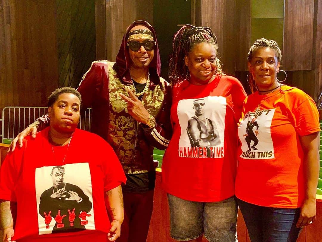 MCハマーのインスタグラム：「#Philly ❤️🌹🙏🏿🕺🏿💯🎙」