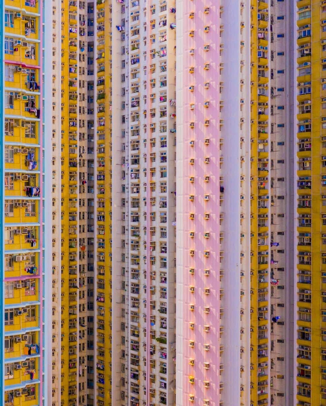 National Geographic Travelさんのインスタグラム写真 - (National Geographic TravelInstagram)「Photo by @tobyharriman | Hong Kong has a population density of 67,000 people per square mile. To house them all, the urban center features enormous, brightly colored apartment block towers. #hongkong #aerial」8月18日 18時56分 - natgeotravel