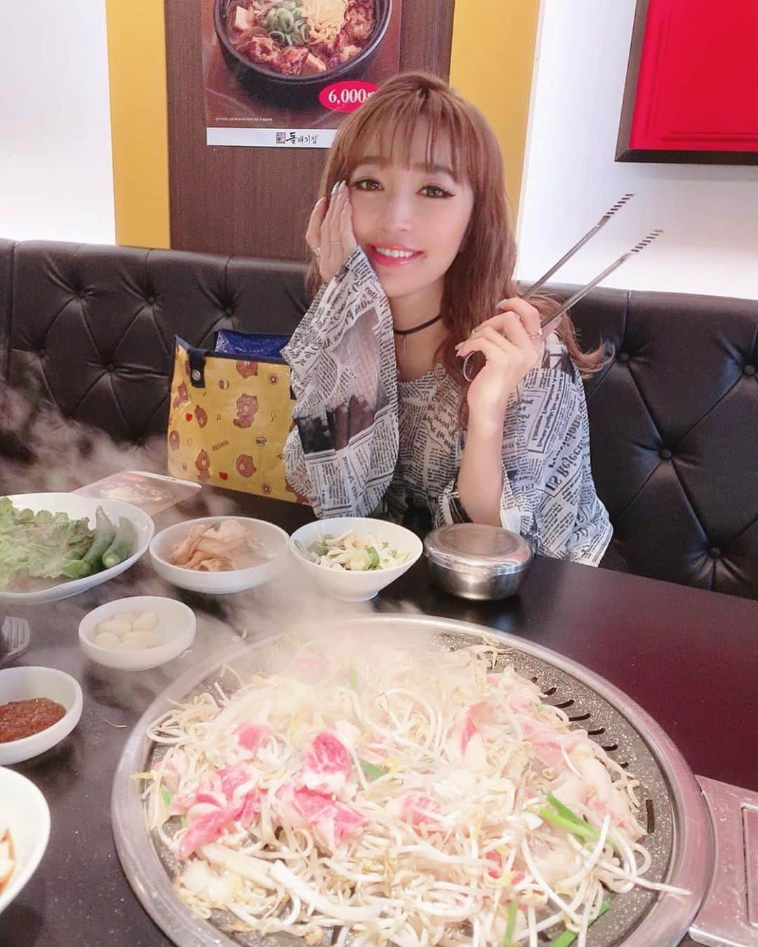 杉山佳那恵さんのインスタグラム写真 - (杉山佳那恵Instagram)「맛있었ーーー💗💗💗 ・ カロスキルにあるチャドルバギのお肉屋さんに行ってきたよ(*´∀｀*)うま！！ ・ 今日も仕事してクタクタ。でもめっちゃ楽しいっ💗秋物可愛く出来上がりそうで嬉しいなぁ〜(๑˃̵ᴗ˂̵) ・ ・ #korea#韓国#fashion#bloomin#linestore#line#한국#팔로우#셀카#셀피#셀스타그램#훈스타그램#얼스타그램#메이크#메이크업#뷰스타그램#알라뷰」8月18日 18時59分 - kanaxxy_0421