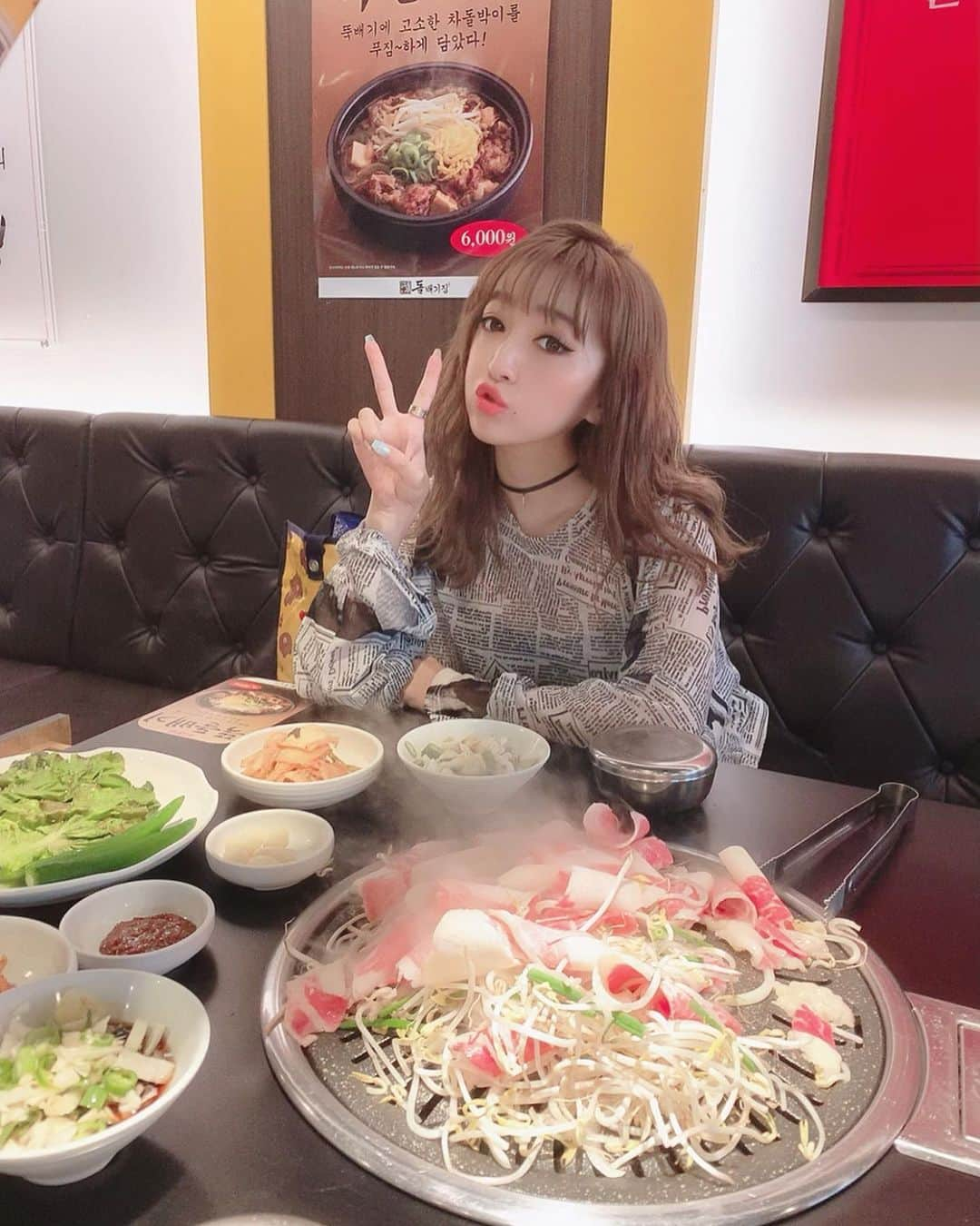 杉山佳那恵さんのインスタグラム写真 - (杉山佳那恵Instagram)「맛있었ーーー💗💗💗 ・ カロスキルにあるチャドルバギのお肉屋さんに行ってきたよ(*´∀｀*)うま！！ ・ 今日も仕事してクタクタ。でもめっちゃ楽しいっ💗秋物可愛く出来上がりそうで嬉しいなぁ〜(๑˃̵ᴗ˂̵) ・ ・ #korea#韓国#fashion#bloomin#linestore#line#한국#팔로우#셀카#셀피#셀스타그램#훈스타그램#얼스타그램#메이크#메이크업#뷰스타그램#알라뷰」8月18日 18時59分 - kanaxxy_0421