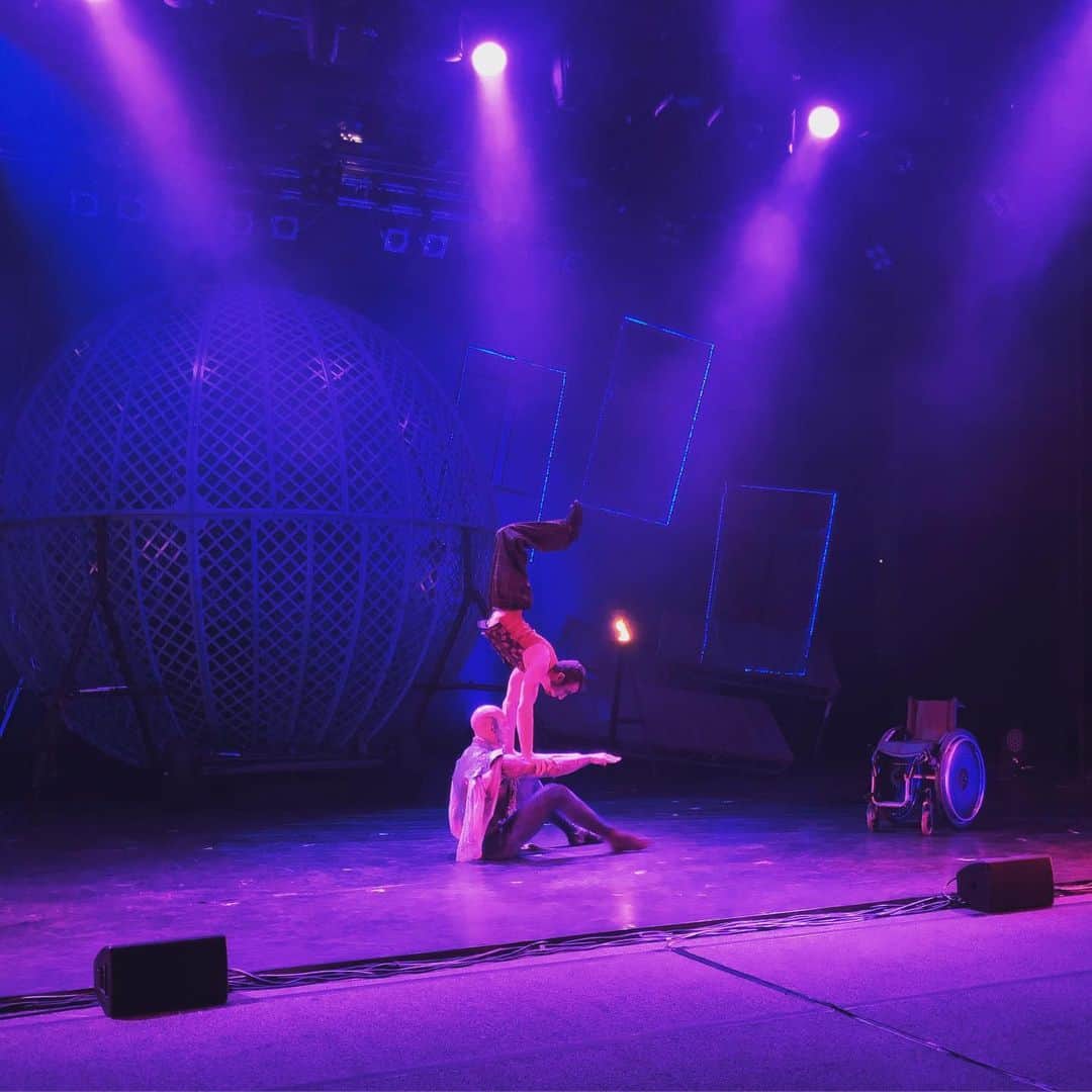 シネイド・ケアーさんのインスタグラム写真 - (シネイド・ケアーInstagram)「Amazing and beautiful performances at @CirqueBerserk @edfringe 💪🏻👏🏻 #inclusion」8月18日 19時11分 - sineadskate