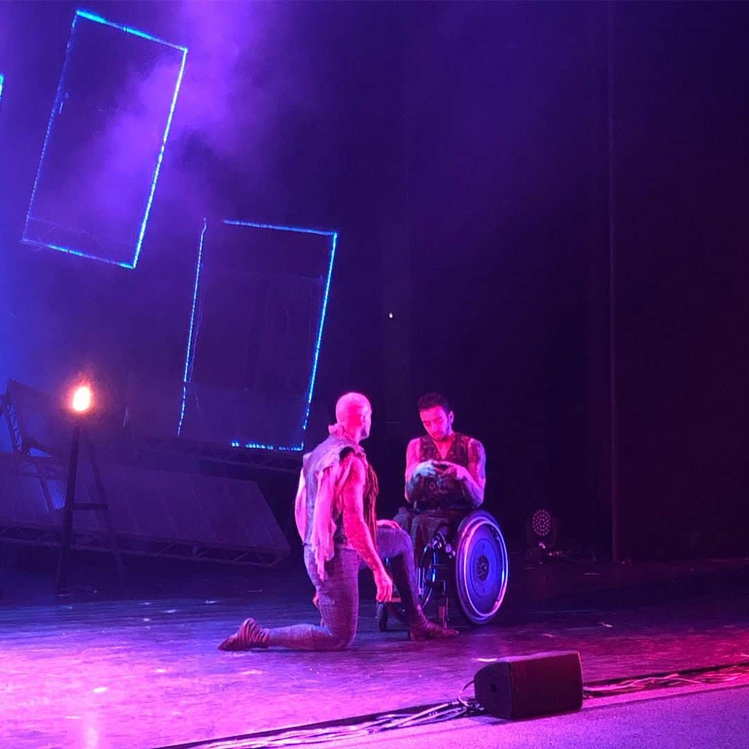 シネイド・ケアーのインスタグラム：「Amazing and beautiful performances at @CirqueBerserk @edfringe 💪🏻👏🏻 #inclusion」