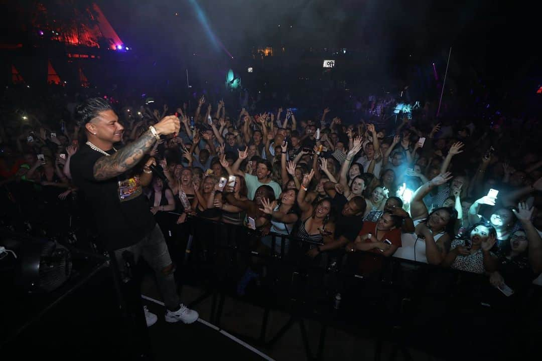 Pauly Dさんのインスタグラム写真 - (Pauly DInstagram)「Made A Legit Movie @poolafterdark For SOLD OUT #SavageSaturdays 🎥🎥🔥🔥」8月18日 19時03分 - djpaulyd