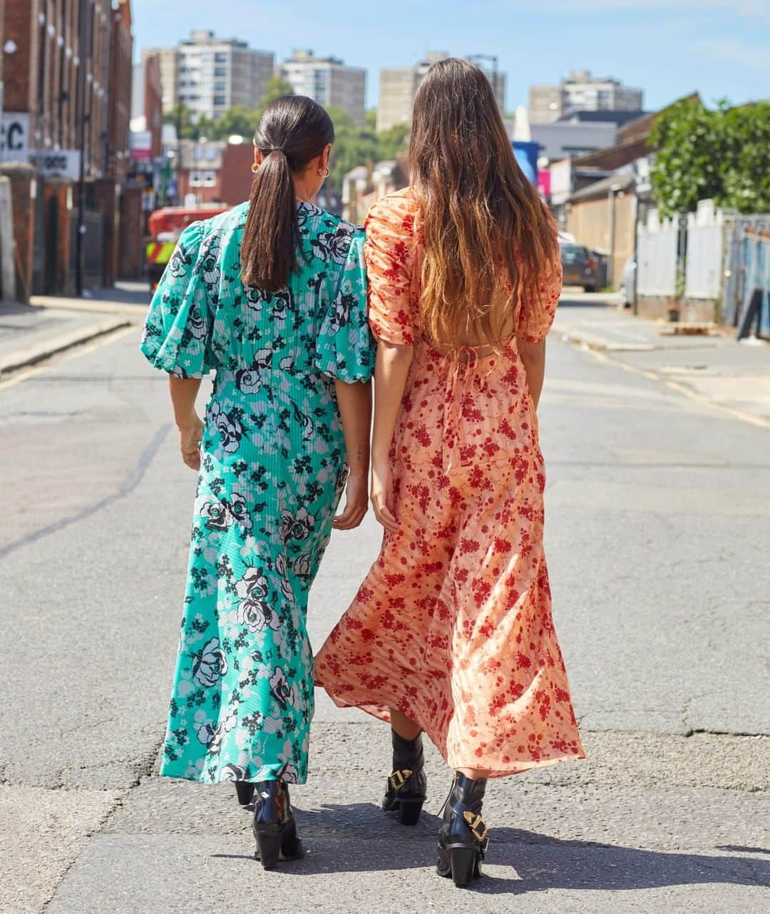 ASOSさんのインスタグラム写真 - (ASOSInstagram)「On our way to brunch like... 🔎 ASOS DESIGN button-through maxi tea dress with ruched sleeves in floral print (1509141), ASOS DESIGN ruched maxi dress with puff sleeves in floral print (1508354)」8月18日 19時05分 - asos