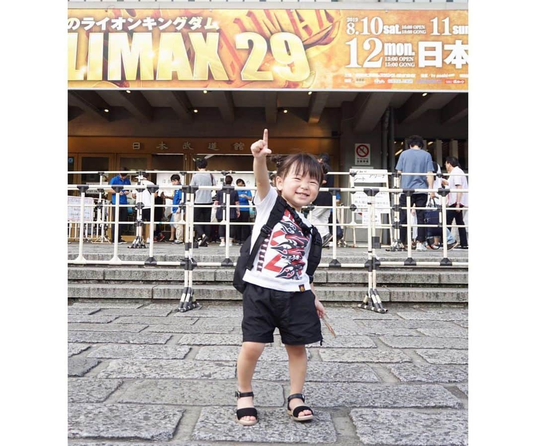 玉村 麻衣子さんのインスタグラム写真 - (玉村 麻衣子Instagram)「『G1 CLIMAX29』 今年も家族で観戦してきました💪 心が震える試合がたくさんあって大興奮。 毎年観客の熱い声援で武道館が揺れます。 プロレスって、プロレスって、やっぱり最高！ . 逸材は朝から棚橋選手のTシャツを手にし、覚えたての「そろそろプロレシュいこっか」を連呼。 真剣に観戦していました^ ^ 2才にして選手の名前を20人以上言えるという…一丁前にプ女子です🦁 . . #我が家の逸材 #tama__life #新日本プロレス#g129#njpw #棚橋弘至 #親子コーデ#親子リンクコーデ#リンクコーデ #女の子ママ#2歳#2歳8ヶ月」8月18日 19時05分 - maiko_tamamura