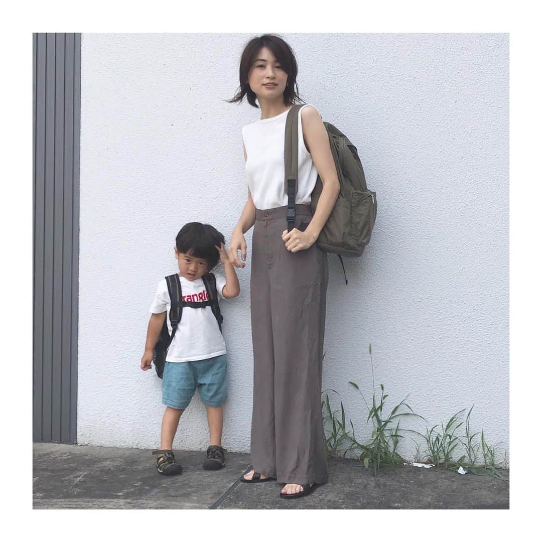 上村若菜さんのインスタグラム写真 - (上村若菜Instagram)「ようやく近場にお出かけ👨‍👩‍👦‍👦 . さらっとした泥染めパンツが快適な日✨ . #wakameswardrobe #ママコーデ #親子コーデ #行き先はバスで水族館 #今日はパパリュックでしたが2枚目は色合わせの参考までに #1枚目と2枚目の顔のつくり方😂 . サーマルトップス…#filmelange  パンツ…#kiji #bloomandbranch  バッグ・サンダル…#dragon リュック…#greish #Wsac + #Khaki」8月18日 19時07分 - wakame_kami
