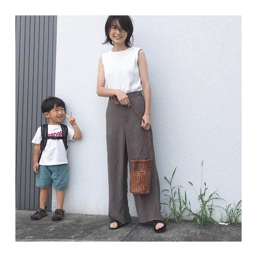 上村若菜さんのインスタグラム写真 - (上村若菜Instagram)「ようやく近場にお出かけ👨‍👩‍👦‍👦 . さらっとした泥染めパンツが快適な日✨ . #wakameswardrobe #ママコーデ #親子コーデ #行き先はバスで水族館 #今日はパパリュックでしたが2枚目は色合わせの参考までに #1枚目と2枚目の顔のつくり方😂 . サーマルトップス…#filmelange  パンツ…#kiji #bloomandbranch  バッグ・サンダル…#dragon リュック…#greish #Wsac + #Khaki」8月18日 19時07分 - wakame_kami