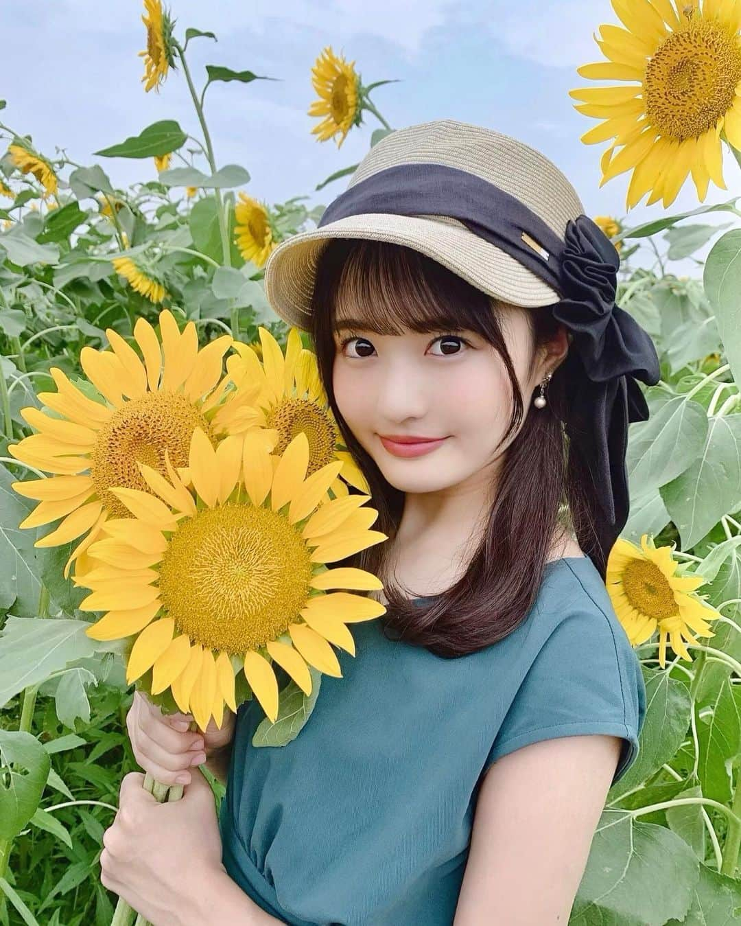 中村奏絵のインスタグラム：「座間のひまわり畑に🌻綺麗だったなぁ✨カットして購入することができたので、お部屋に飾ろうと思います😌連休も今日で終わりだ(･_･;明日からまた頑張りましょう♡ #向日葵 #ひまわり畑 #座間ひまわり畑」