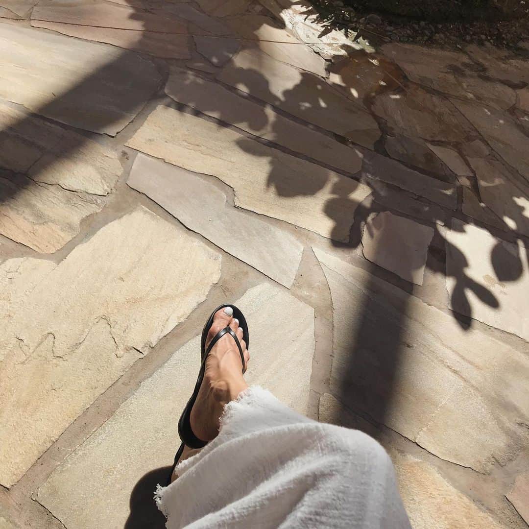 のインスタグラム：「今年の夏はビーサンの出番多め ・ 暑すぎて、服もオシャレさより楽さを求めてしまう👩🏾💭 ・ 来期SSは、夏に着やすいサマーワンピを作れたらいいな📝♡ ・ ・ #足元#tkees#ビーチサンダル#1シーズンで履き潰す勢い 🙄」