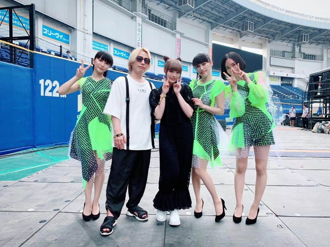 Perfumeさんのインスタグラム写真 - (PerfumeInstagram)「Thank you Summer Sonic 2019!! Had a wonderful time with you all! Our sound producer Yasutaka Nakata and Kyary Pamyu Pamyu came to see our stage after their performance! #中田ヤスタカ #きゃりーぱみゅぱみゅ #prfm #summersonic2019 #サマソニ」8月18日 19時15分 - prfm_official