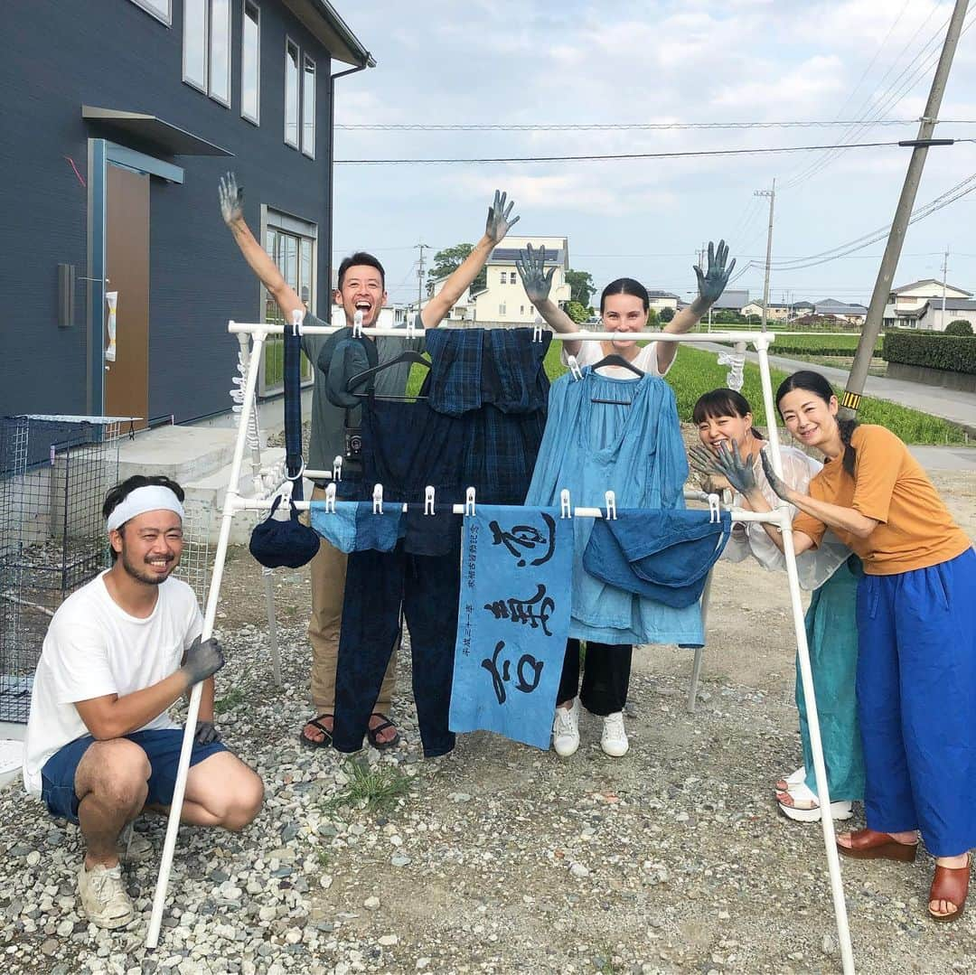 青山有紀さんのインスタグラム写真 - (青山有紀Instagram)「徳島で初めての藍染体験をさせていただきました。 ワタナベくん @watanabes_japan の工房で最初から最後まで丁寧に楽しく教えていただき、大満足の仕上がりに😆✨ ありがとうございましたー！ #藍のある暮らし #青山有紀」8月18日 19時15分 - yukiaoya