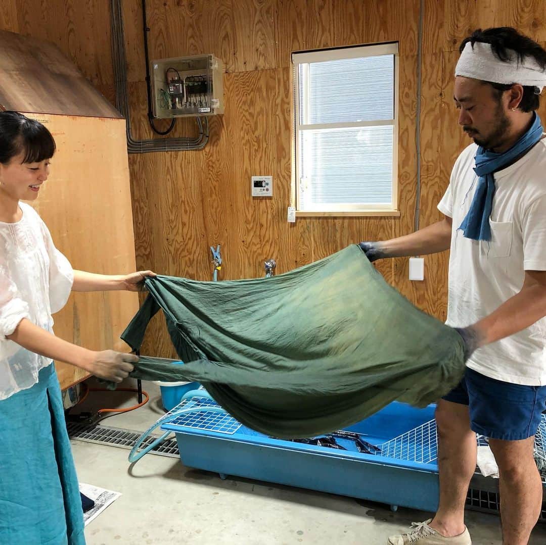 青山有紀さんのインスタグラム写真 - (青山有紀Instagram)「徳島で初めての藍染体験をさせていただきました。 ワタナベくん @watanabes_japan の工房で最初から最後まで丁寧に楽しく教えていただき、大満足の仕上がりに😆✨ ありがとうございましたー！ #藍のある暮らし #青山有紀」8月18日 19時15分 - yukiaoya