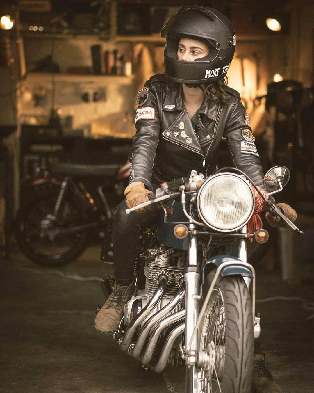 epidemic_motorsさんのインスタグラム写真 - (epidemic_motorsInstagram)「Snake eyes 🐍 @katieabdilla Lens: @jimrobinsonphoto .  #cb400 #cb400f #cb400four #hondacaferacers #caferacer #croig #womanwhoride #biltwellgringo #griftercompany」8月18日 19時16分 - epidemic_motors