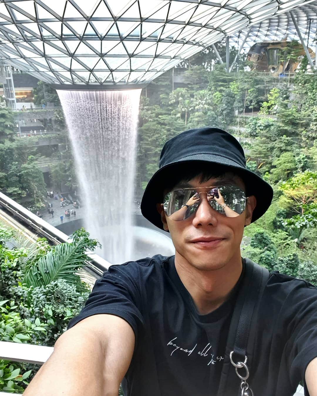 デスモンド・タンのインスタグラム：「Finally got to visit Jewel at Changi Airport! A JEWEL indeed! Acting as a tourist in my homeland just before jetting off to Taipei again! 🤣 I'm so proud of Singapore! 🇸🇬 终于来到新加坡的JEWEL了! 最近一直新加坡-台北两边跑但都没机会来看一看! 今天特地提早几小时到机场参观，值得! 真的好美，好壮观! 新加坡真的很棒! 我在想我是不是最后一个来Jewel的新加坡人啊! 哈哈哈」