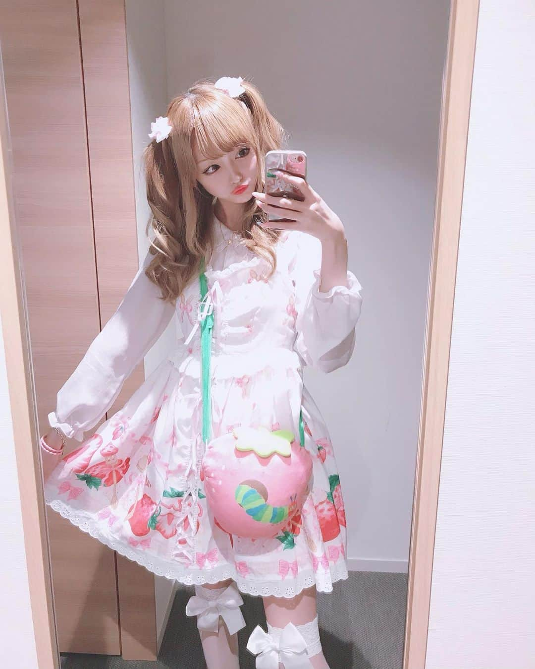 あかりさんのインスタグラム写真 - (あかりInstagram)「いちごのわんぴーす🍓👗と いちごのポシェット🍓🐛💕 #めちゃもふもふなんだよぉ🥰💭 #はらぺこあおむし #はらぺこあおむしグッズ #苺のポシェット #ポシェット #苺ワンピース #Bobon21 #ericcarle #かわいいお洋服 #かわいいファッション #ゆめかわいい #ろりーた #ロリータ #strawberrydress #japaneselolita #japaneselolitafashion #japaneselolitastyle #fashion #code #codenate  #sweetlolita #japanesegirl #japanesegirls #japanesefashion #japanesecode #yumekawaii」8月18日 19時20分 - akachamxx