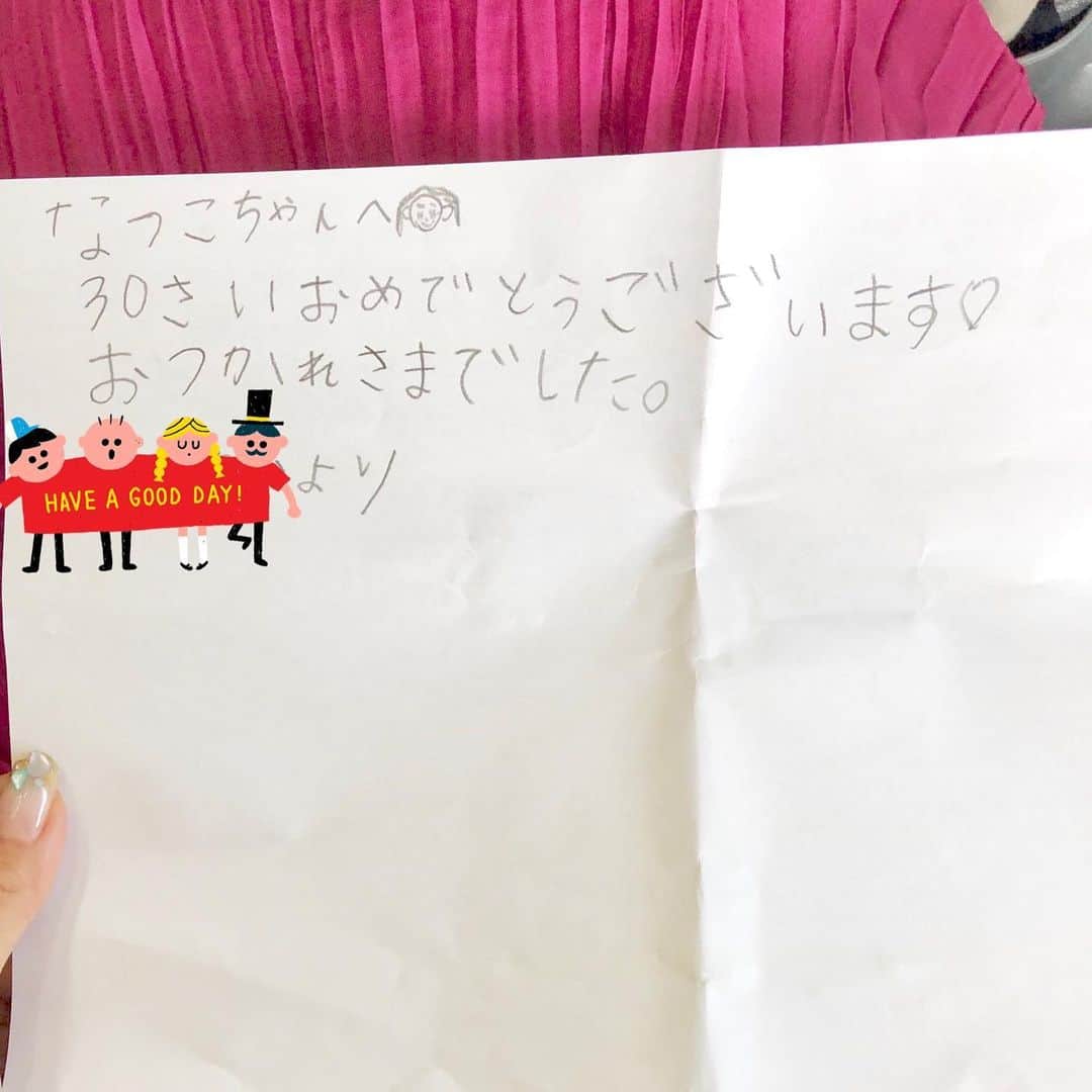 奈津子さんのインスタグラム写真 - (奈津子Instagram)「沢山のコメント有難うございます🐹💕今日は出張鑑定in明石市@兵庫県だったのですが、石田さんと会場の皆さんにもお祝いの言葉をいただきました☺️🌸楽屋では石田さんの超絶愛らしい息子さんが手書きのお手紙までくれました。小さな手で一生懸命…ホント地上に舞い降りた天使…可愛かった…(スワイプ3枚目)ナチュラルキラー細胞がむちゃ刺激されたよ… ・ 帰り✈️のフライトは時間がかなりギリギリだったため近年稀に見るガチダッシュをスタッフの方々としました、、筋トレしてて良かった🥺面白すぎる30歳の幕開け。 ・ #家電 #家電好き #家電女優 #奈津子 #テレビ東京 #なんでも鑑定団 #石田靖 #兵庫県 #明石市 #誕生日」8月18日 19時20分 - natsuko_kaden