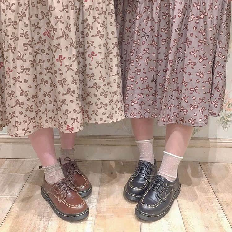 ピュアラモ@オフィシャルさんのインスタグラム写真 - (ピュアラモ@オフィシャルInstagram)「@_chuuuxm_  さんのコーデ紹介🐇♡ . .  秋服のレトロ感たまらない🥀 ひと足お先に、 リボンのレオパード柄をお披露目🖤 . #fint #フィント #ananotherangelus #アンアナザーアンジェラス  #着画 #着画くらぶ #coordinate #コーディネート #双子コーデ #ツインズコーデ #instafashion #instagood #instacute #お洒落さんと繋がりたい #アパレル #ルクア #もなこーで # ルック #ファッション好きな人と繋がりたい#服装#服#可愛い#ガーリー #ロンスカ#スカート#レトロファッション#リボンブラウス #レオパードスカート」8月18日 19時21分 - purelamo_official