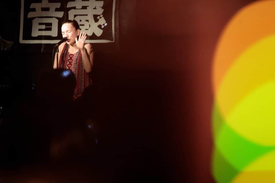 レイヤマダさんのインスタグラム写真 - (レイヤマダInstagram)「光と陰に身を任せ 私は自由でいたいのです。宮崎 音蔵ライブ🕯2nd stage. Photo by Masaru Kuroki🎞  次回の宮崎は11月22日&23日です。いつもありがとう。  #宮崎 #音蔵 #レイヤマダ #satsuki #MaL #ライブ #live #ありがとう」8月18日 19時23分 - rayyamada_dayo