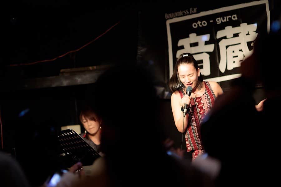 レイヤマダさんのインスタグラム写真 - (レイヤマダInstagram)「光と陰に身を任せ 私は自由でいたいのです。宮崎 音蔵ライブ🕯2nd stage. Photo by Masaru Kuroki🎞  次回の宮崎は11月22日&23日です。いつもありがとう。  #宮崎 #音蔵 #レイヤマダ #satsuki #MaL #ライブ #live #ありがとう」8月18日 19時23分 - rayyamada_dayo