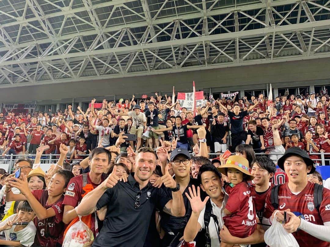 ルーカス・ポドルスキさんのインスタグラム写真 - (ルーカス・ポドルスキInstagram)「The best welcome back to Japan! Thank you Kobe, now let’s fight together! 👊🏻💪🏻 #LP10 #VisselKobe 🇯🇵🙏🏻」8月18日 19時26分 - lukaspodolski