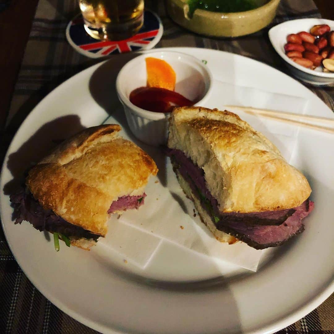 小川真司さんのインスタグラム写真 - (小川真司Instagram)「銀座で映画を見て、バーで一杯やりながら食事。今日は昼夜サンドイッチになってしまった…」8月18日 19時27分 - maguromaru34