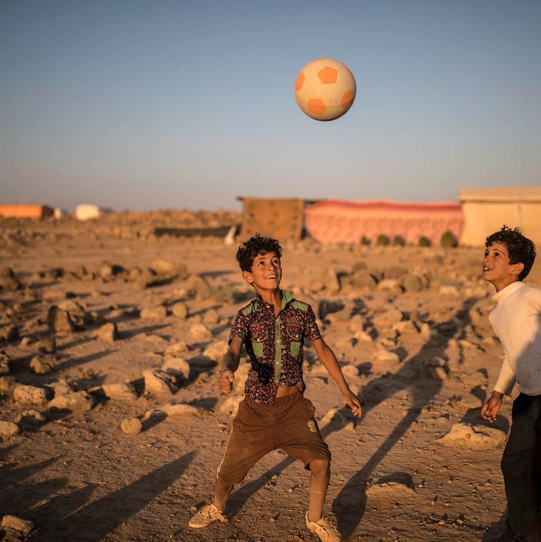 ナショナルジオグラフィックさんのインスタグラム写真 - (ナショナルジオグラフィックInstagram)「Photo by Muhammed Muheisen @mmuheisen | Abdulhadi, a 10-year-old Syrian refugee, reaches for the ball while playing with his friend in a tented settlement in Jordan. For more photos and videos of the refugee crisis, follow me @mmuheisen. For more on how to get involved, follow @everydayrefugees. #muhammedmuheisen #everydayrefugees」8月18日 19時34分 - natgeo