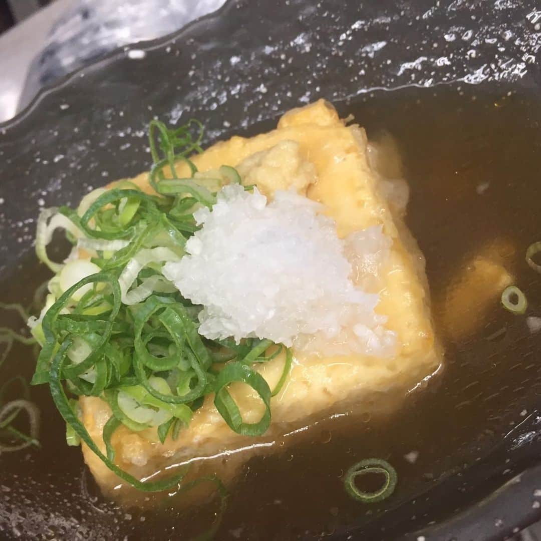 鶏魚 谷町のインスタグラム：「鶏魚です！しーちゃんです🎶 本日のおすすめです♡ #本日のおすすめ #あげだし豆腐 #鶏魚 #大阪 #谷町四丁目 #駅近 #セルフ飲み放題 #地域最安値 #コース #座敷 #個室 #貝盛り放題 #ガンガン焼き #あさり #はまぐり #ホンビノス貝 #牡蠣 #さざえ #飲み会 #女将」