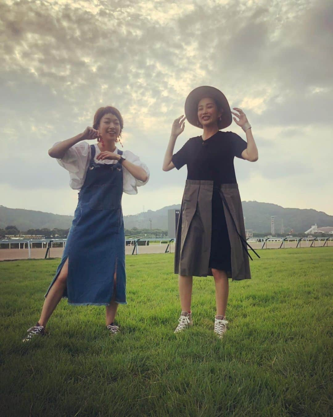 小雪さんのインスタグラム写真 - (小雪Instagram)「中上さんと#夏の小倉競馬🏇 #RKB #ENJOYHOLIDAYS2019 のロケ😊 衣装は @irodoriiro 🧡 ヘアメイクはたびちゃん @______.tabi 💜 ありがとうございました🙏  1枚目、顔もポーズも途中🤣🌀 2枚目、めっちゃ走ってる🏃‍♂️ カメラマン上田さんの本気度😆 3枚目、近づいてきた🏃‍♂️🏃‍♂️💨 30代これだけでバテます←」8月18日 19時38分 - koyuki2