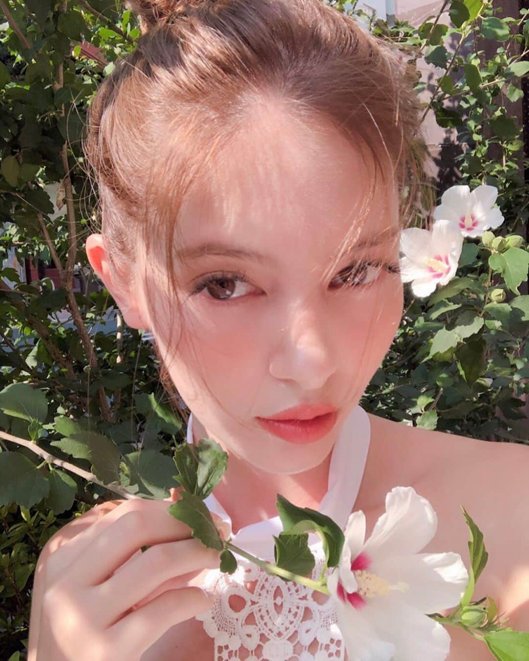 のインスタグラム：「髪の毛をあげたら、日差しのせいで飛んでしまう😂たまには眉もなく見える😂✨なかなか髪の毛上げること無いけど、この夏はだいぶあついね〜 I love orange color makeup for summer time. Specially the cheek and lips 👄 🇧🇷Minha maquiagem favorita para o verão com certeza são o blush e batom laranja ! 🍊 ✨ ✨ ✨ ✨ ✨ #julianaminato #minatojuliana #湊ジュリアナ #ジュリアナ #makeup #メイク好き #夏メイク #夏メイク2019 #オレンジメイク #メイク #ジュリアナ湊」