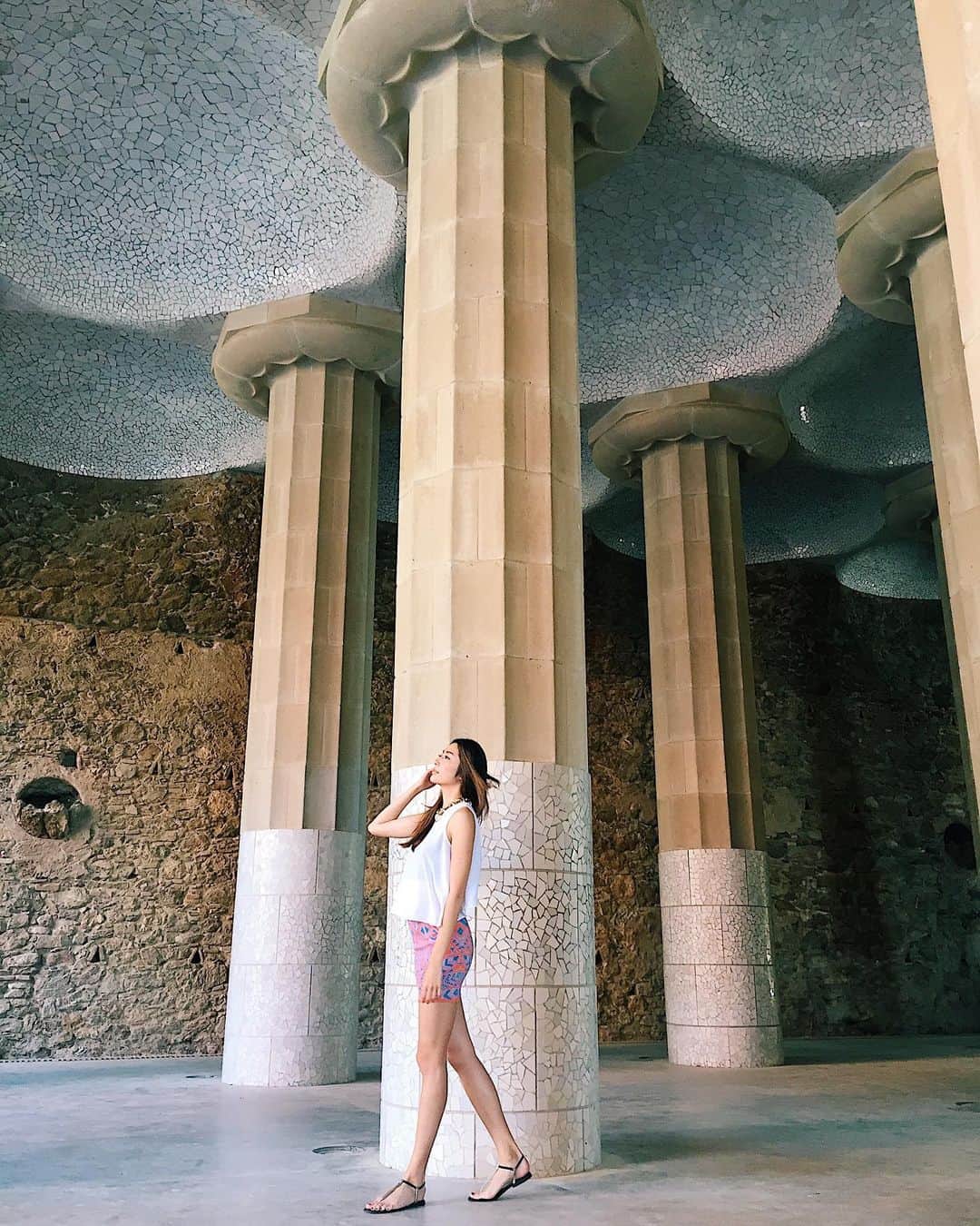 のインスタグラム：「When we see a new sensibility, we get confused more than impressed💥 Gaudi and his greatest sympathetic of him-Guell had the same artistic sense. They were next level when it appeared‼️ Their senses were so advanced that they hadn’t understood by the citizens of Barcelona at the moment. But every body know their worth right now✨ 人は新しい感性を目の当たりにした時、感動を通り越して困惑を覚えることがある。。。 偉大な建築家ガウディ、そして彼の最大の理解者であり同じ芸術センスを持ったグエル伯爵が築き上げた自然と芸術の建築物たち。 当時、彼らのセンスはあまりにも先進的過ぎてバルセロナ市民からの理解される事はありませんでした。 ・ #gaudi #gaudí #parkguell #parkguëll」