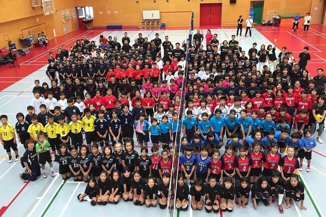 佐野優子のインスタグラム：「. 昨日は中学生、今日は小学生300人弱も集まりました👏🏻 . 小学生多すぎて講師全員が埋もれちゃいました😅 . #小学生バレー #volleyball #交流会 #坂本清美 さん #山内美加 さん #富士田裕大  #佐野優子」