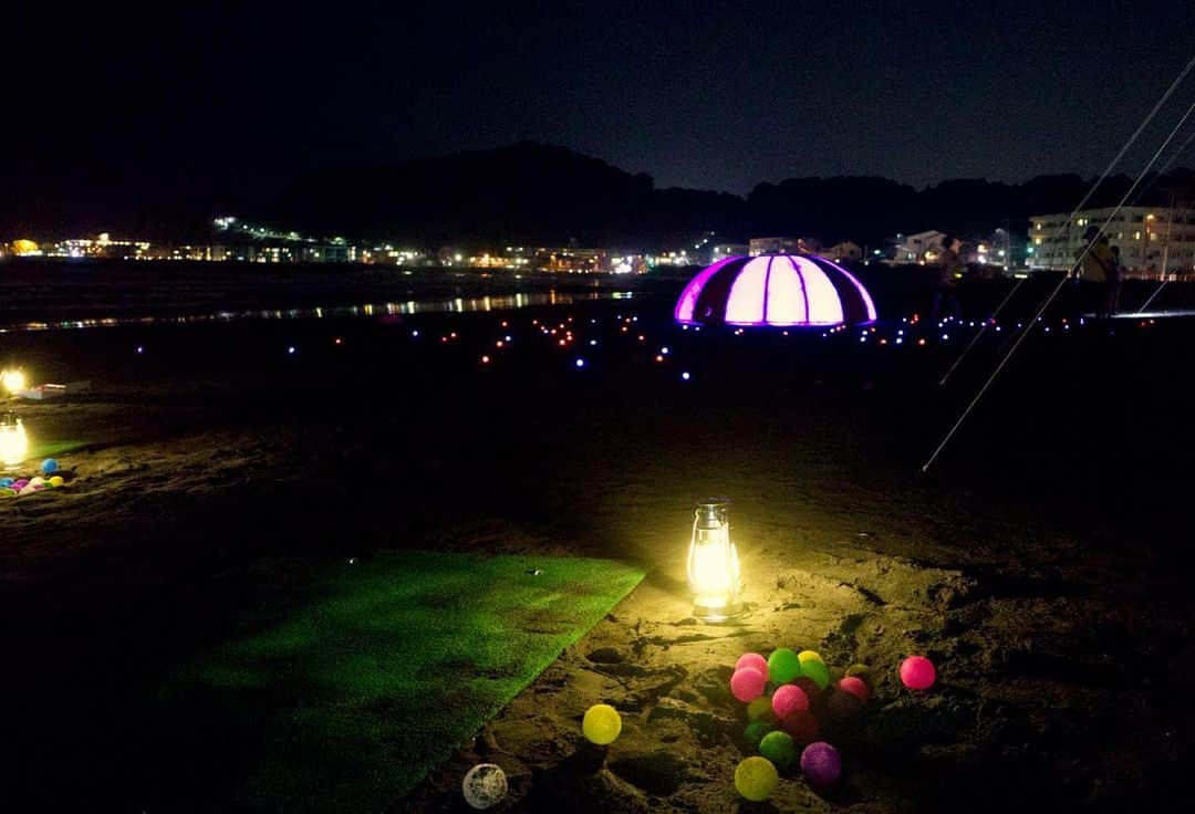 高橋晴香さんのインスタグラム写真 - (高橋晴香Instagram)「昨日は久々の由比ヶ浜へ🏖 .  海の家パパイヤで開催されたBeach Go Round Yuigahama 2019に行ってきたよ🌊 .  波の音に癒されながら、 @microfromdeftech  さんと @lisahalim さんのライブ🎶 .  素敵な歌声で最高だった❤️ .  初めてのナイトゴルフも楽しかったし、最後はビーチクリーンも⛳️ .  まだまだ夏終わってほしくない🥺笑 .  #由比ヶ浜 #ビーチ #ビーチイベント #micro #deftech #lisahalim #beach #golf #nightgolf #summer #thesunriseshack #gdo #shonan #夏 #海 #海の家 #鎌倉 #湘南 #お盆休み #夏休み #お盆 #ライブ #live #ゴルフで世界をつなぐ #Beach_Go_Round」8月18日 19時42分 - haruka_takahashi0127
